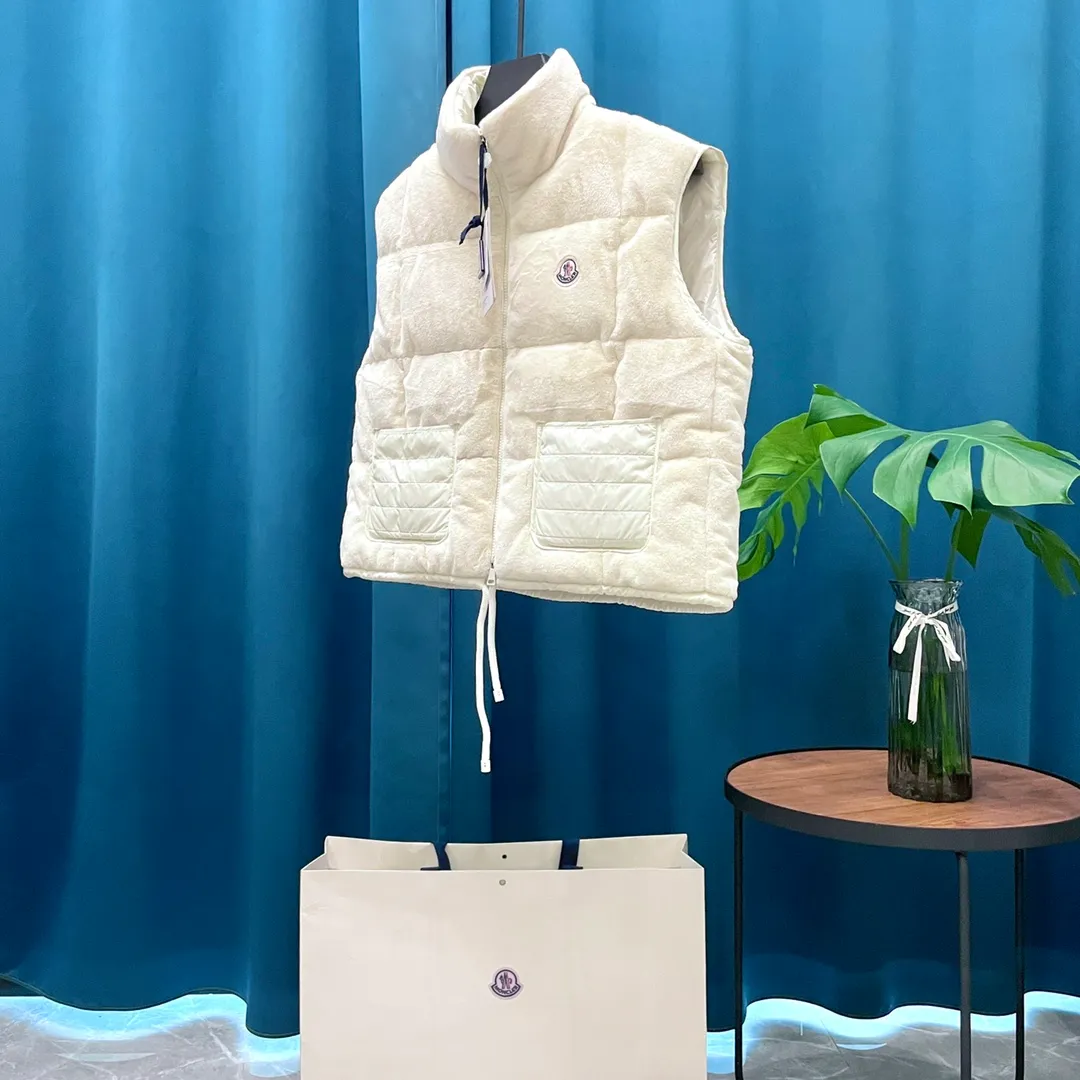 P760 Moncler➡️Moncler Feather Emperor 🦢 Down Stand Collar Down Vest Vest is now on sale at the counter! New winter down has been released 💥 New styles are popping up in an endless stream, down vest vest 1:1 original model opening, 90 white goose down. The inside is light, thin, comfortable and warm, simple and fashionable, super exquisite tailoring. The accessories and hardware are also meticulous. We just want to bring you good products. Same style for men and women. Sizes: 1 code, 2 codes, 3 codes, 4 codes.