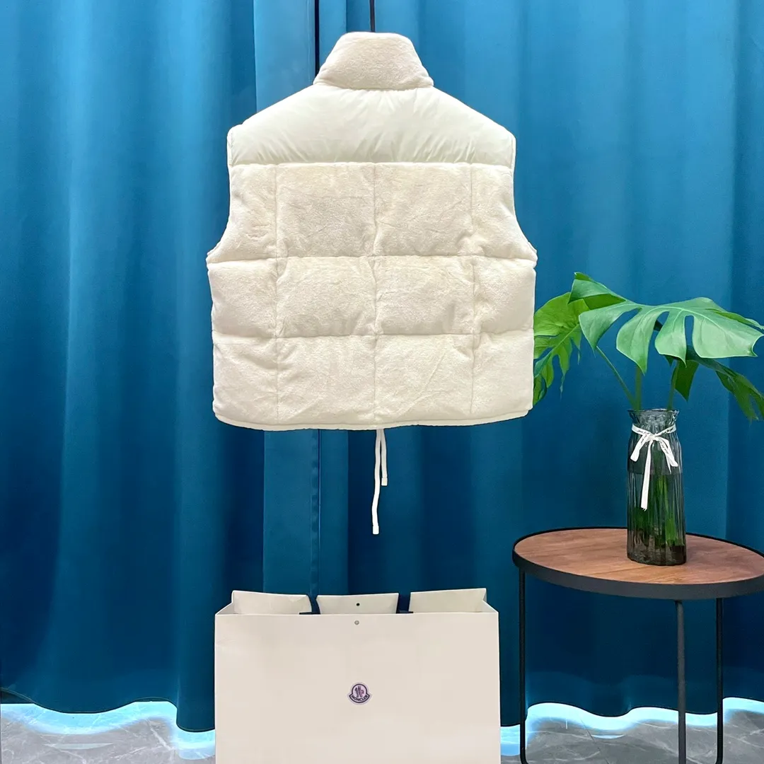 P760 Moncler➡️Moncler Feather Emperor 🦢 Down Stand Collar Down Vest Vest is now on sale at the counter! New winter down has been released 💥 New styles are popping up in an endless stream, down vest vest 1:1 original model opening, 90 white goose down. The inside is light, thin, comfortable and warm, simple and fashionable, super exquisite tailoring. The accessories and hardware are also meticulous. We just want to bring you good products. Same style for men and women. Sizes: 1 code, 2 codes, 3 codes, 4 codes.