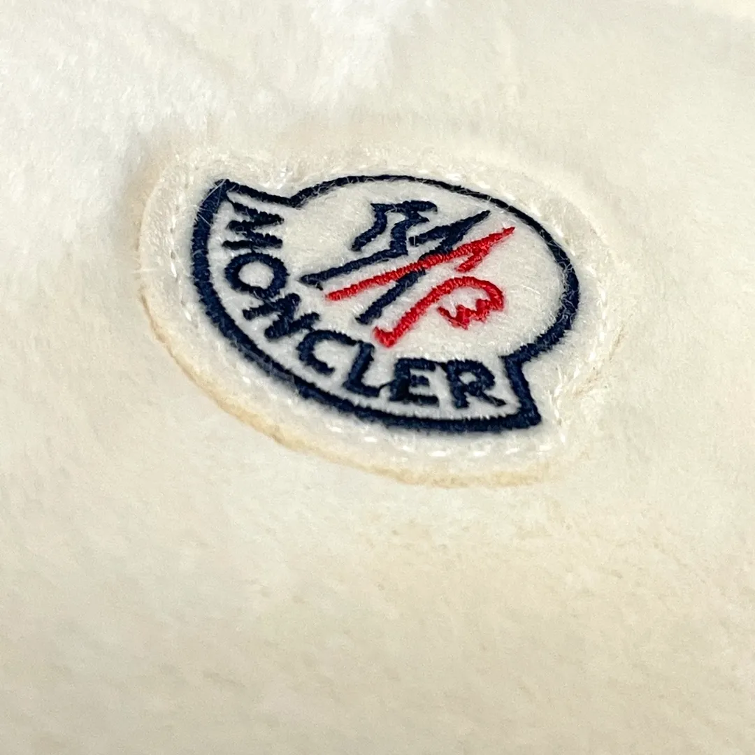P760 Moncler➡️Moncler Feather Emperor 🦢 Down Stand Collar Down Vest Vest is now on sale at the counter! New winter down has been released 💥 New styles are popping up in an endless stream, down vest vest 1:1 original model opening, 90 white goose down. The inside is light, thin, comfortable and warm, simple and fashionable, super exquisite tailoring. The accessories and hardware are also meticulous. We just want to bring you good products. Same style for men and women. Sizes: 1 code, 2 codes, 3 codes, 4 codes.