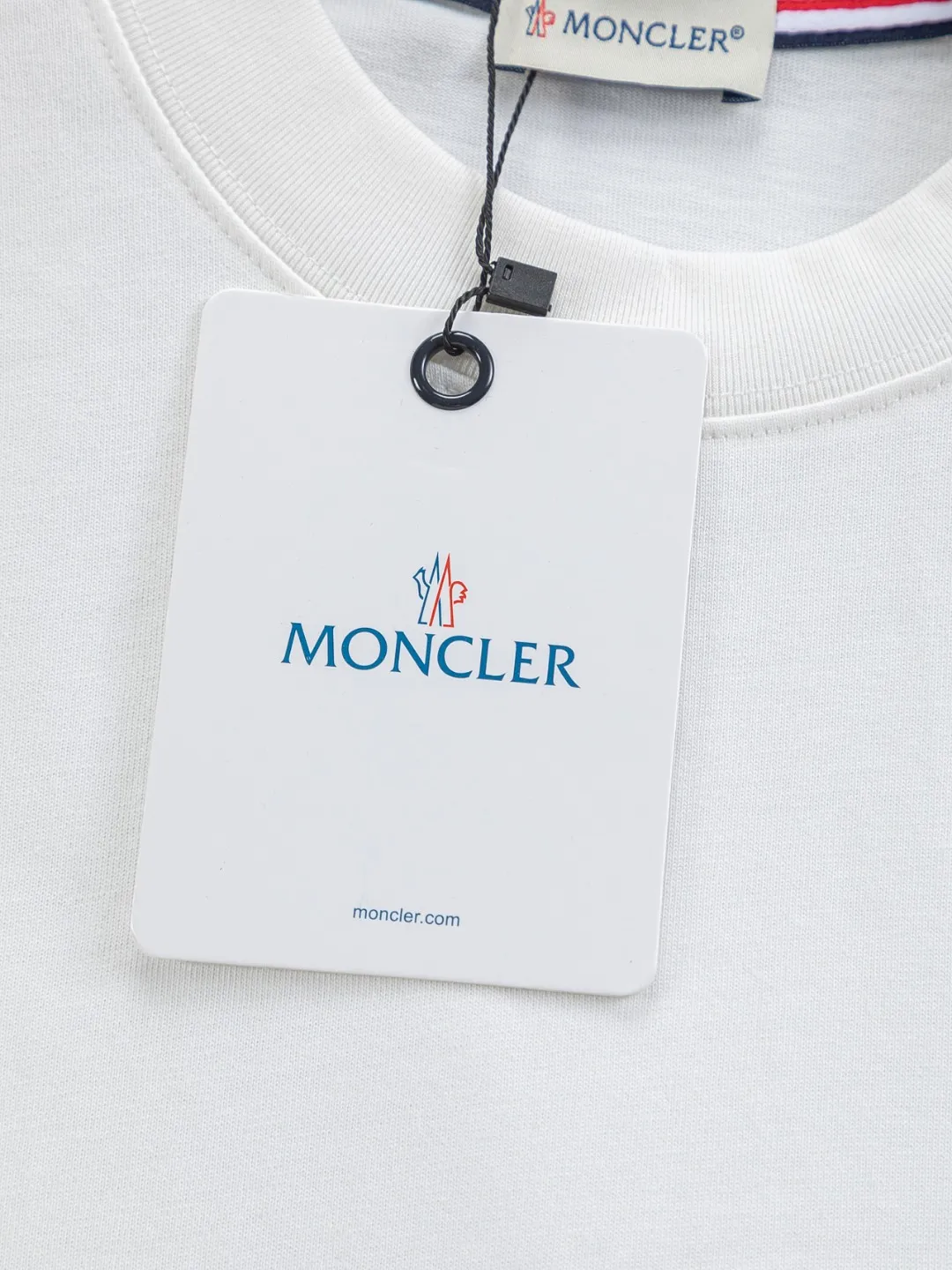 P170 Moncler Moncler high version slightly wide version S-XL moncler 26SS new products are on sale simultaneously on the official website The top and most classic chest pocket armband embroidery🪡logo round neck short sleeves, exquisite craftsmanship counter fabrics, top-notch elements, classic short sleeves complete with 3 labels, fashionable for men, unparalleled in terms of upper body comfort and existence, it can be said to be a must-have summer companion, excellent breathability and comfortable wearing feeling are unparalleled ~ Recommended! ! Timeless pieces for every season. Classic style, with the classic Meng family logo on the chest and the English letters of the Meng family engraved on the buttons. The original version was developed 1:1, complete with three labels, business casual, high-end for outer wear and inner wear, same style for men and women, highly recommended! Color: Black White Size: S-XL Size chart: S: Shoulder width 50-Bust 56-Length 70 M: Shoulder width 52-Bust 57-Length 72 L: Shoulder width 54-Bust 59-Length 74 XL: Shoulder width 56-Bust 62-Length 76