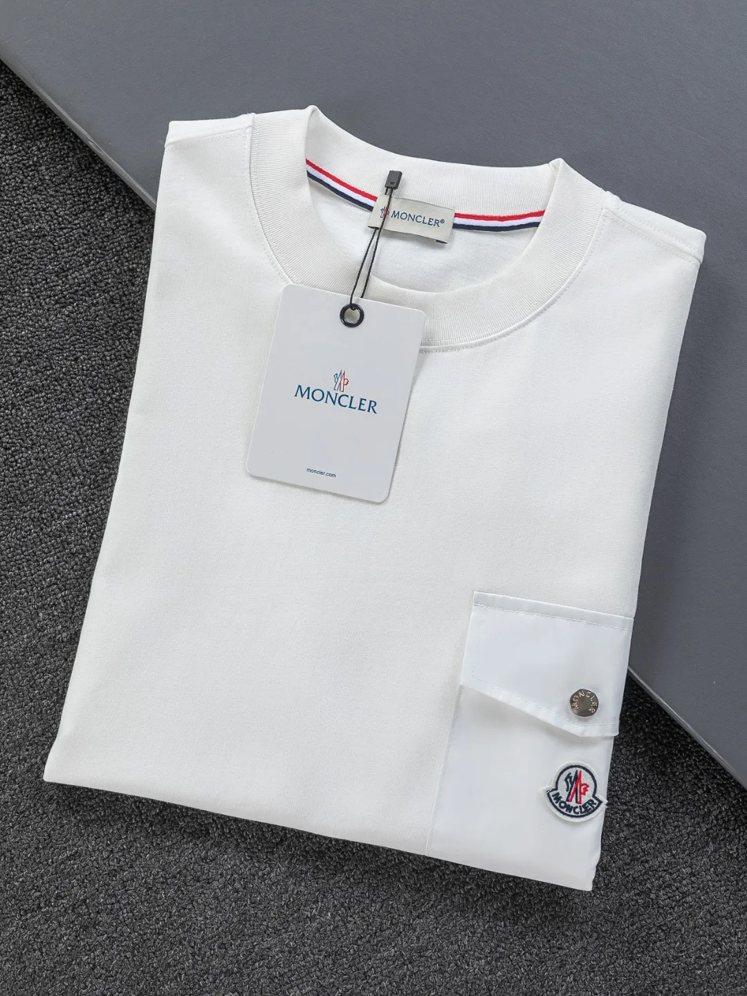 P170 Moncler Moncler high version slightly wide version S-XL moncler 26SS new products are on sale simultaneously on the official website The top and most classic chest pocket armband embroidery🪡logo round neck short sleeves, exquisite craftsmanship counter fabrics, top-notch elements, classic short sleeves complete with 3 labels, fashionable for men, unparalleled in terms of upper body comfort and existence, it can be said to be a must-have summer companion, excellent breathability and comfortable wearing feeling are unparalleled ~ Recommended! ! Timeless pieces for every season. Classic style, with the classic Meng family logo on the chest and the English letters of the Meng family engraved on the buttons. The original version was developed 1:1, complete with three labels, business casual, high-end for outer wear and inner wear, same style for men and women, highly recommended! Color: Black White Size: S-XL Size chart: S: Shoulder width 50-Bust 56-Length 70 M: Shoulder width 52-Bust 57-Length 72 L: Shoulder width 54-Bust 59-Length 74 XL: Shoulder width 56-Bust 62-Length 76