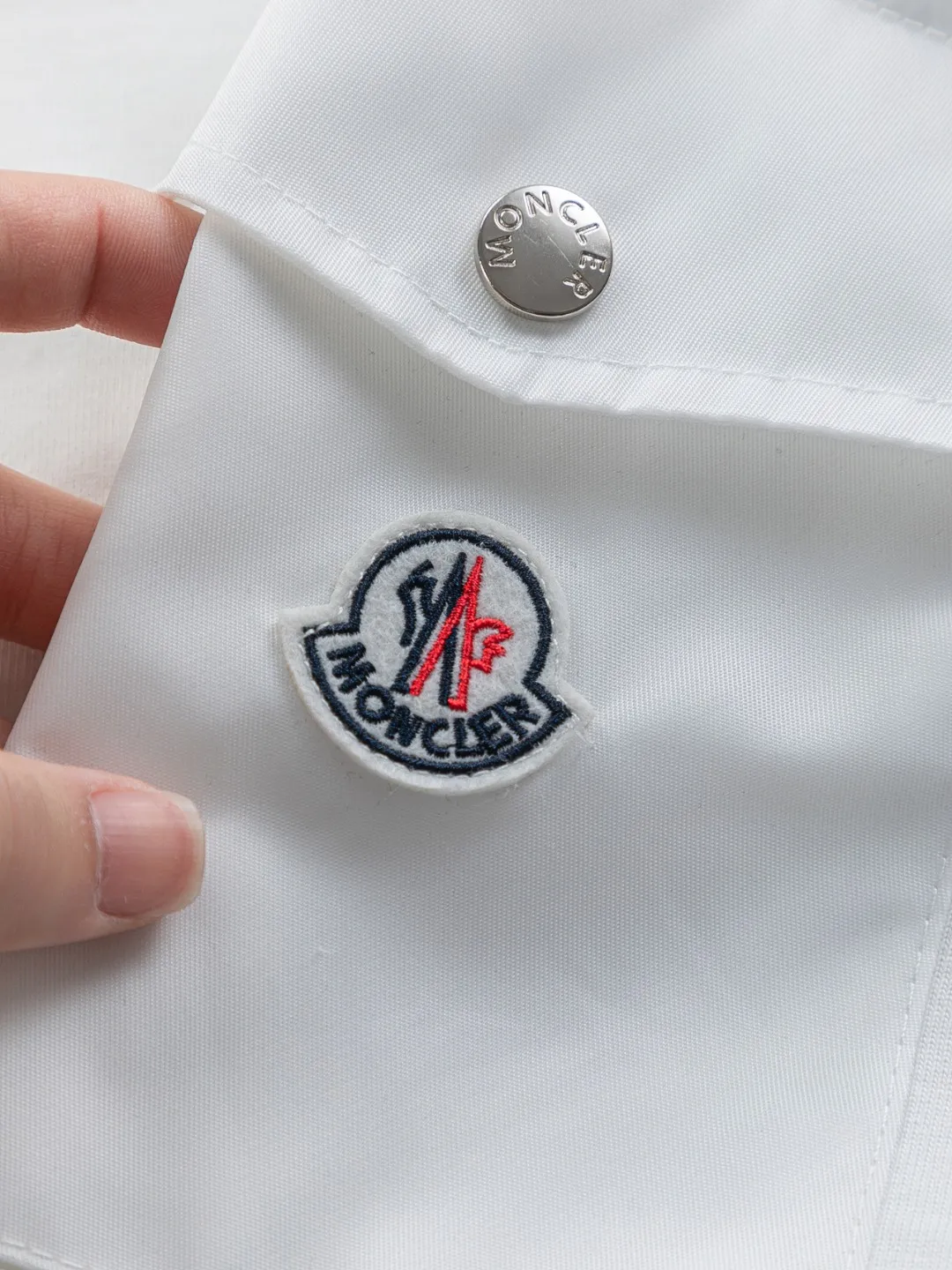 P170 Moncler Moncler high version slightly wide version S-XL moncler 26SS new products are on sale simultaneously on the official website The top and most classic chest pocket armband embroidery🪡logo round neck short sleeves, exquisite craftsmanship counter fabrics, top-notch elements, classic short sleeves complete with 3 labels, fashionable for men, unparalleled in terms of upper body comfort and existence, it can be said to be a must-have summer companion, excellent breathability and comfortable wearing feeling are unparalleled ~ Recommended! ! Timeless pieces for every season. Classic style, with the classic Meng family logo on the chest and the English letters of the Meng family engraved on the buttons. The original version was developed 1:1, complete with three labels, business casual, high-end for outer wear and inner wear, same style for men and women, highly recommended! Color: Black White Size: S-XL Size chart: S: Shoulder width 50-Bust 56-Length 70 M: Shoulder width 52-Bust 57-Length 72 L: Shoulder width 54-Bust 59-Length 74 XL: Shoulder width 56-Bust 62-Length 76