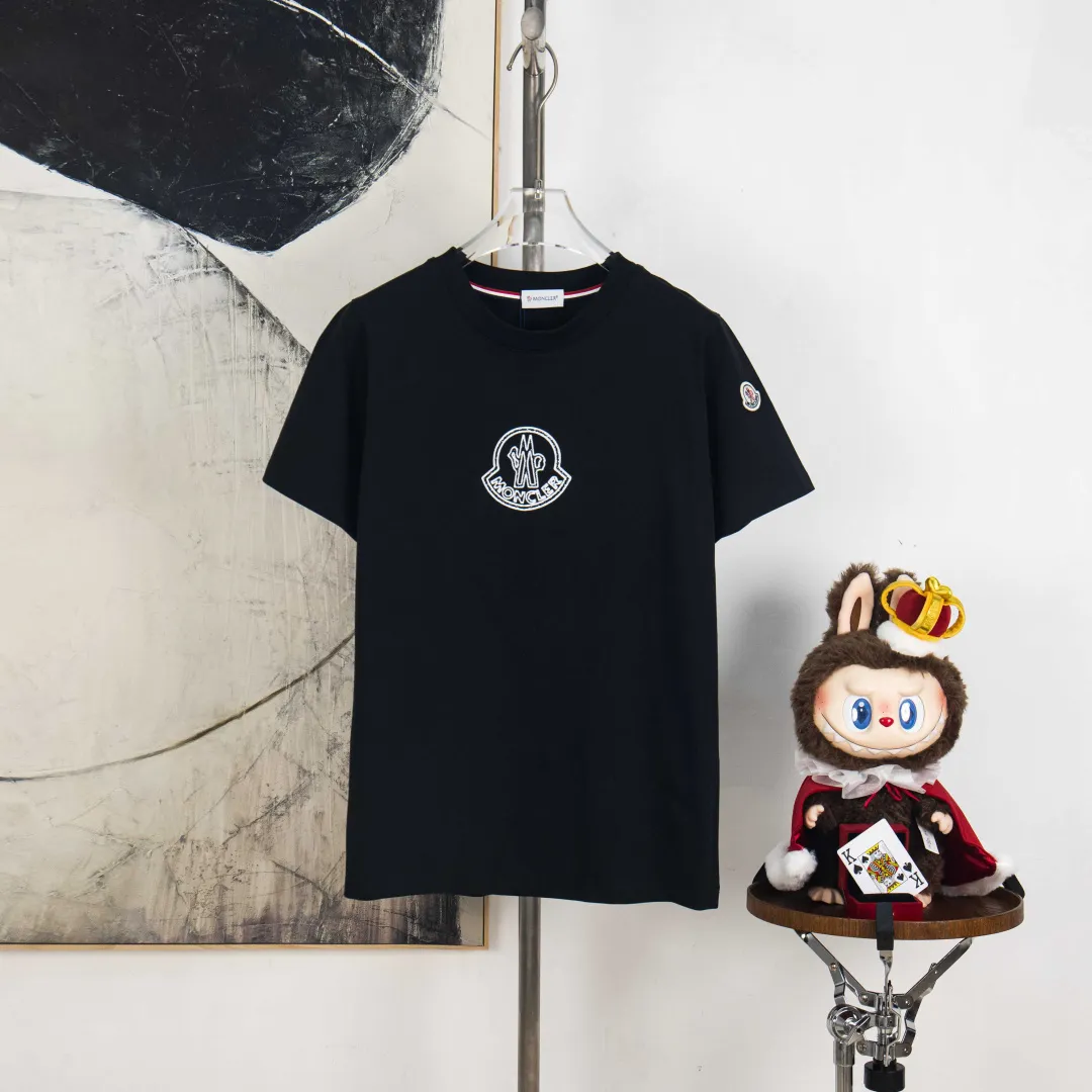 P190 zp version [exclusive supply] MONCLER/muzzled 300g round neck short-sleeved T-shirt brand classic badge letter LOGO embossed process official synchronization high version high quality fashionable personality versatile trend pure original quality original fabric hang tag collar label washed wheat three standards complete Color: Black. White. Size: S M L XL XXL Number: WS10029