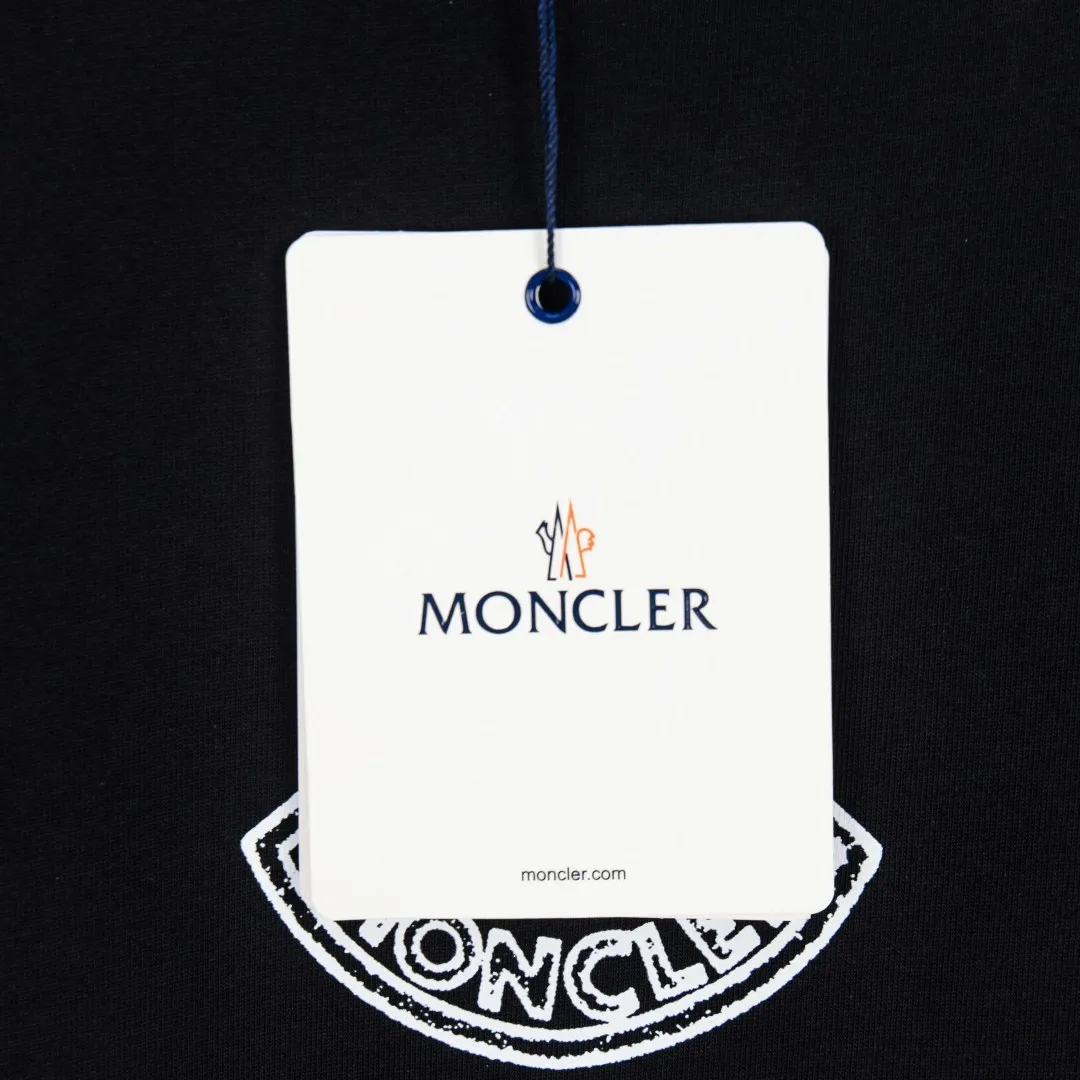 P190 zp version [exclusive supply] MONCLER/muzzled 300g round neck short-sleeved T-shirt brand classic badge letter LOGO embossed process official synchronization high version high quality fashionable personality versatile trend pure original quality original fabric hang tag collar label washed wheat three standards complete Color: Black. White. Size: S M L XL XXL Number: WS10029