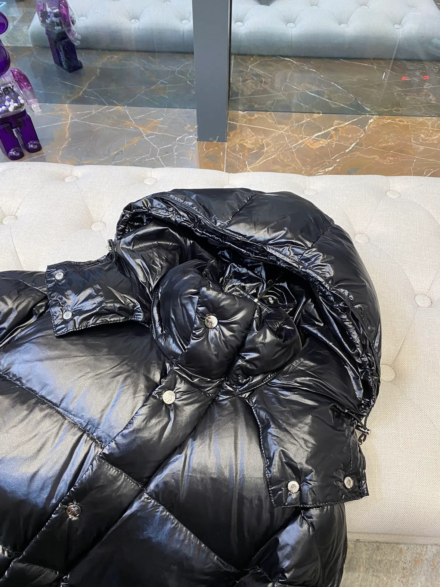 P820 ​​Moncler mid-length down jacket♨️ A down jacket that condenses the essence of a century-old Moncler down jacket! Give you enough warmth! 🔥 The outer layer is made of the commonly used Toray nylon fabric 💦Windproof, rainproof and warm, 🦆The inside is filled with 90% duck down, all of which are made of pure velvet. There is absolutely no stiffness or impurity feeling! Don’t worry about keeping warm in winter! It can be said that no matter where you are in China, you will not feel the slightest chill~ You can feel it for yourself when you receive the clothes. The down is very delicate 🙌🏻The tailoring is very neat, making people look energetic. Knee-length, lightweight, warm, and very secure! A classic not to be missed! I like it but I hesitate but it’s out of stock... 😍 Code number: 1 2 3 4 5