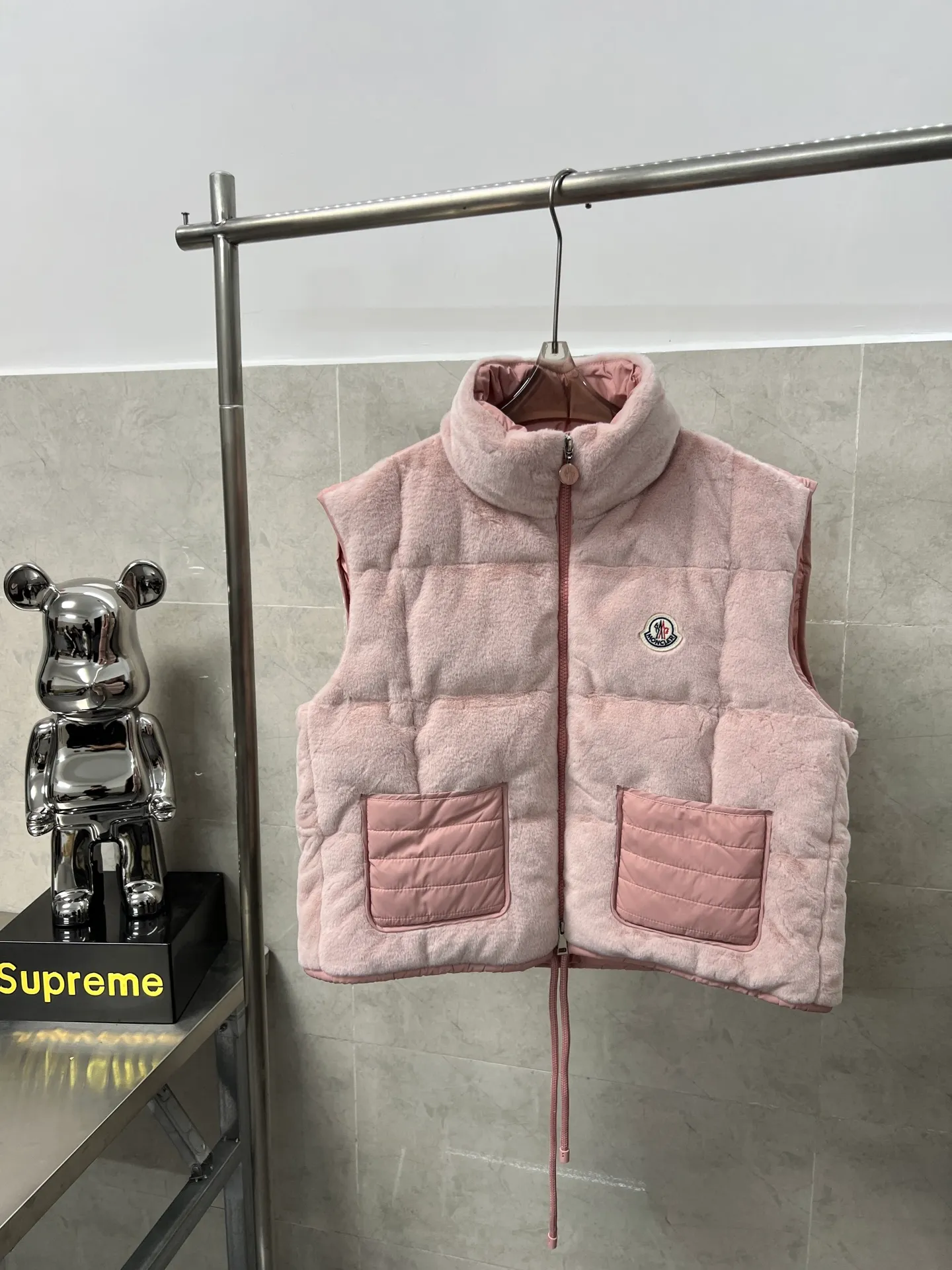 P700 Moncler Arques women's down vest The Arques down vest is made of soft teddy fabric. Polyester lining. Nylon collar. Back yoke and hem are filled with down. Zippered patch pockets. Drawstring hem. Absolutely high quality. Filled with feathers and fluffy. Super heavy-duty fabric. Double-layer anti-velvet liner design. Super windproof. It will be very warm in winter. No problem in wearing it at minus ten degrees. Color: White Pink Size: 1234