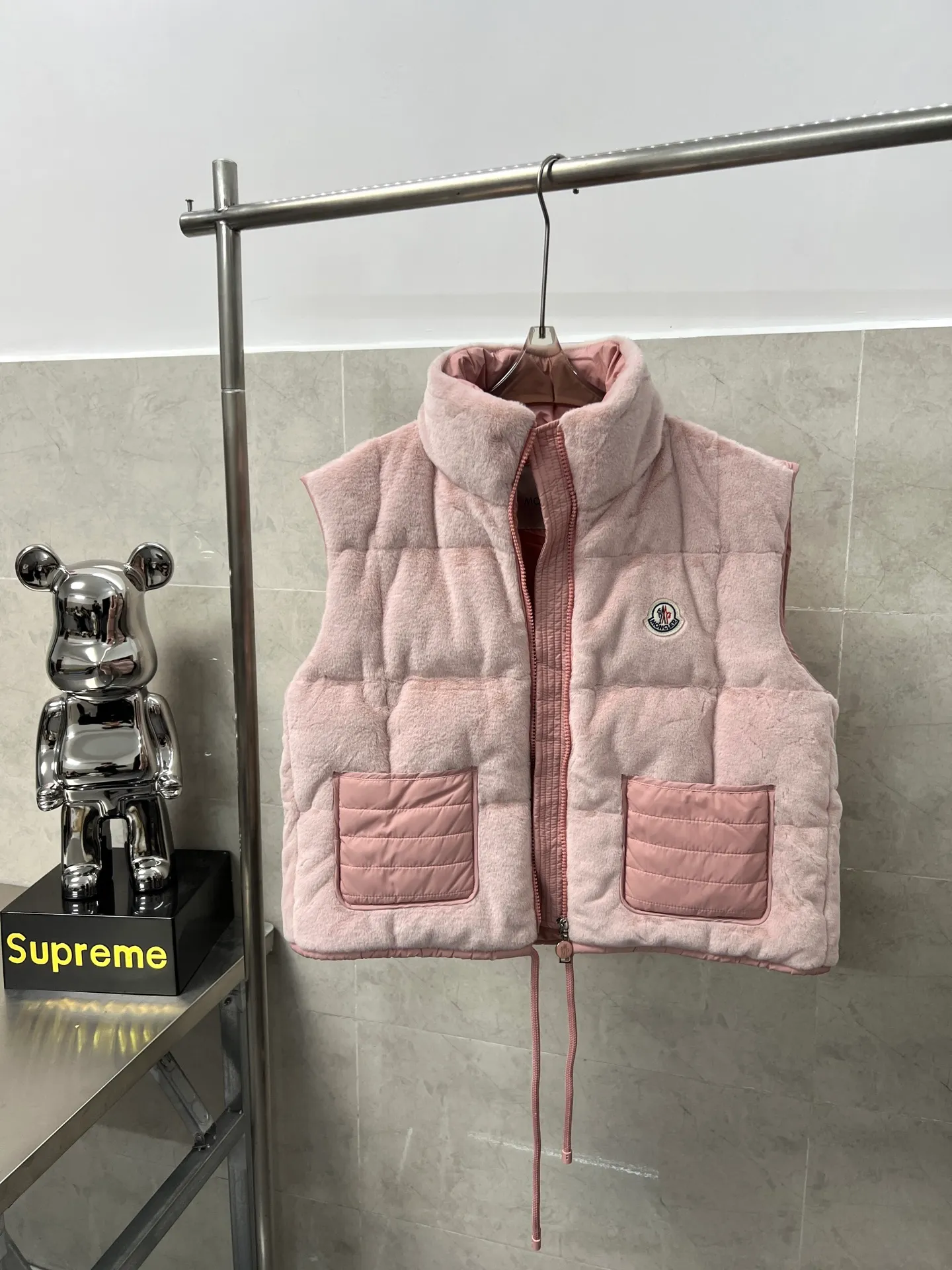 P700 Moncler Arques women's down vest The Arques down vest is made of soft teddy fabric. Polyester lining. Nylon collar. Back yoke and hem are filled with down. Zippered patch pockets. Drawstring hem. Absolutely high quality. Filled with feathers and fluffy. Super heavy-duty fabric. Double-layer anti-velvet liner design. Super windproof. It will be very warm in winter. No problem in wearing it at minus ten degrees. Color: White Pink Size: 1234