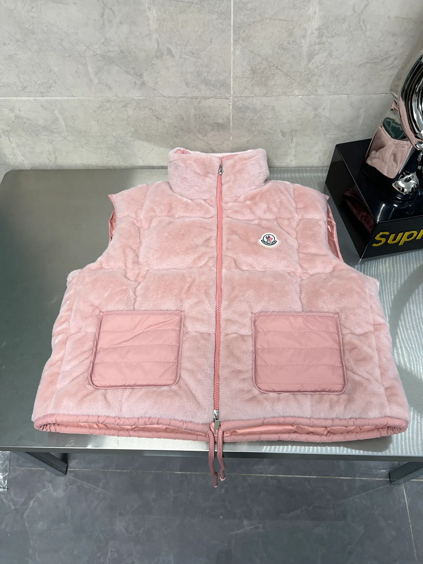 P700 Moncler Arques women's down vest The Arques down vest is made of soft teddy fabric. Polyester lining. Nylon collar. Back yoke and hem are filled with down. Zippered patch pockets. Drawstring hem. Absolutely high quality. Filled with feathers and fluffy. Super heavy-duty fabric. Double-layer anti-velvet liner design. Super windproof. It will be very warm in winter. No problem in wearing it at minus ten degrees. Color: White Pink Size: 1234