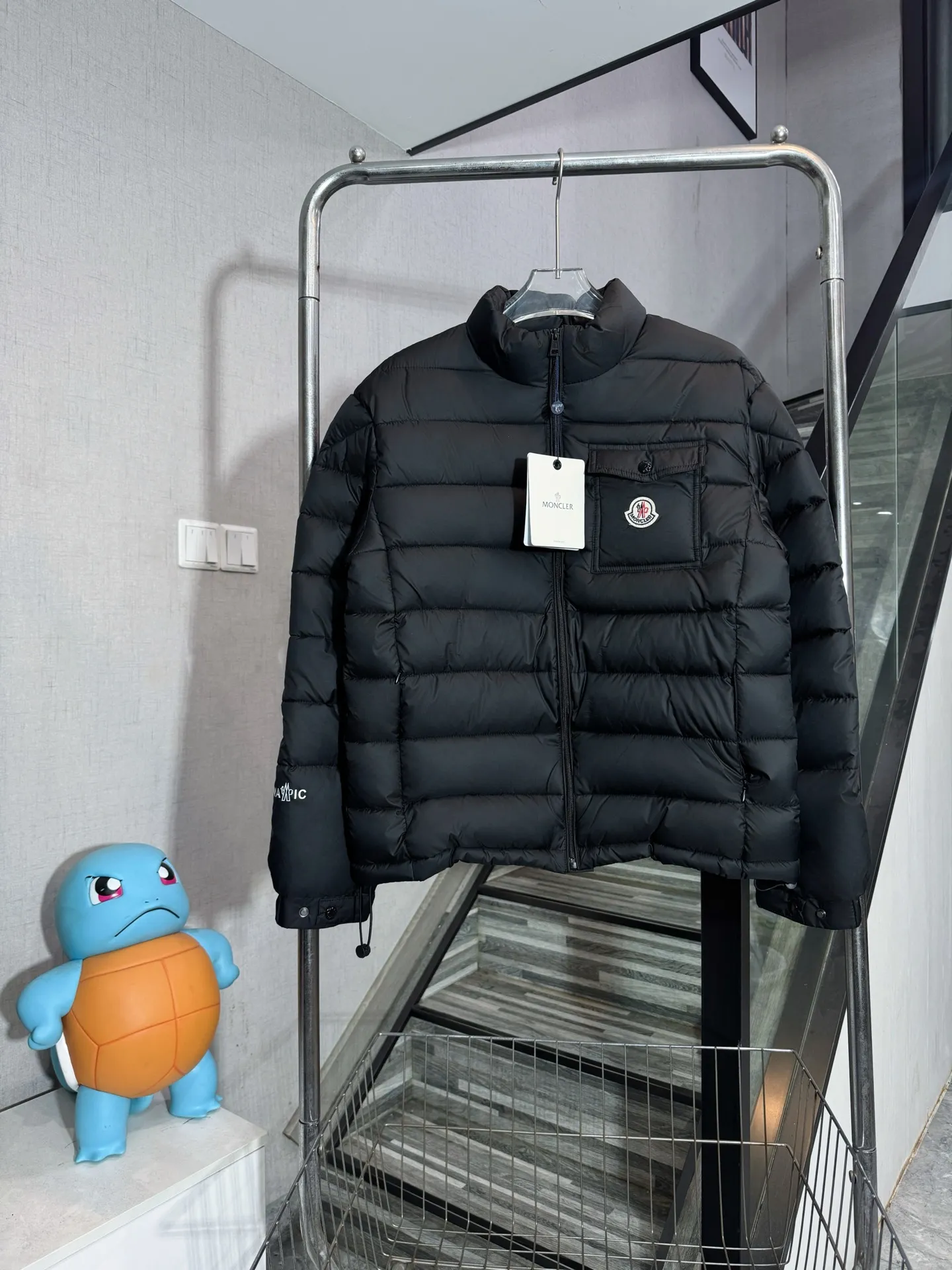 P580 model number: HE411 MONCLER-Mask chest pocket plaid down jacket The fabric is made of high-density polyester fiber windproof fabric, which feels soft and smooth. The inner filling is made of 50% white duck down, which has high fluffiness and extremely high warmth retention on the upper body. The clothes are made of three layers of anti-velvet single cloth, so there is no velvet and velvet. The clothes are made of airline plaid and can be machine-washed to run away. The pockets are designed on the chest and the original masked badge is sewn to highlight the characteristics of the clothes. The arms are printed with letters.  Color: Black Size: S M L XL XXL