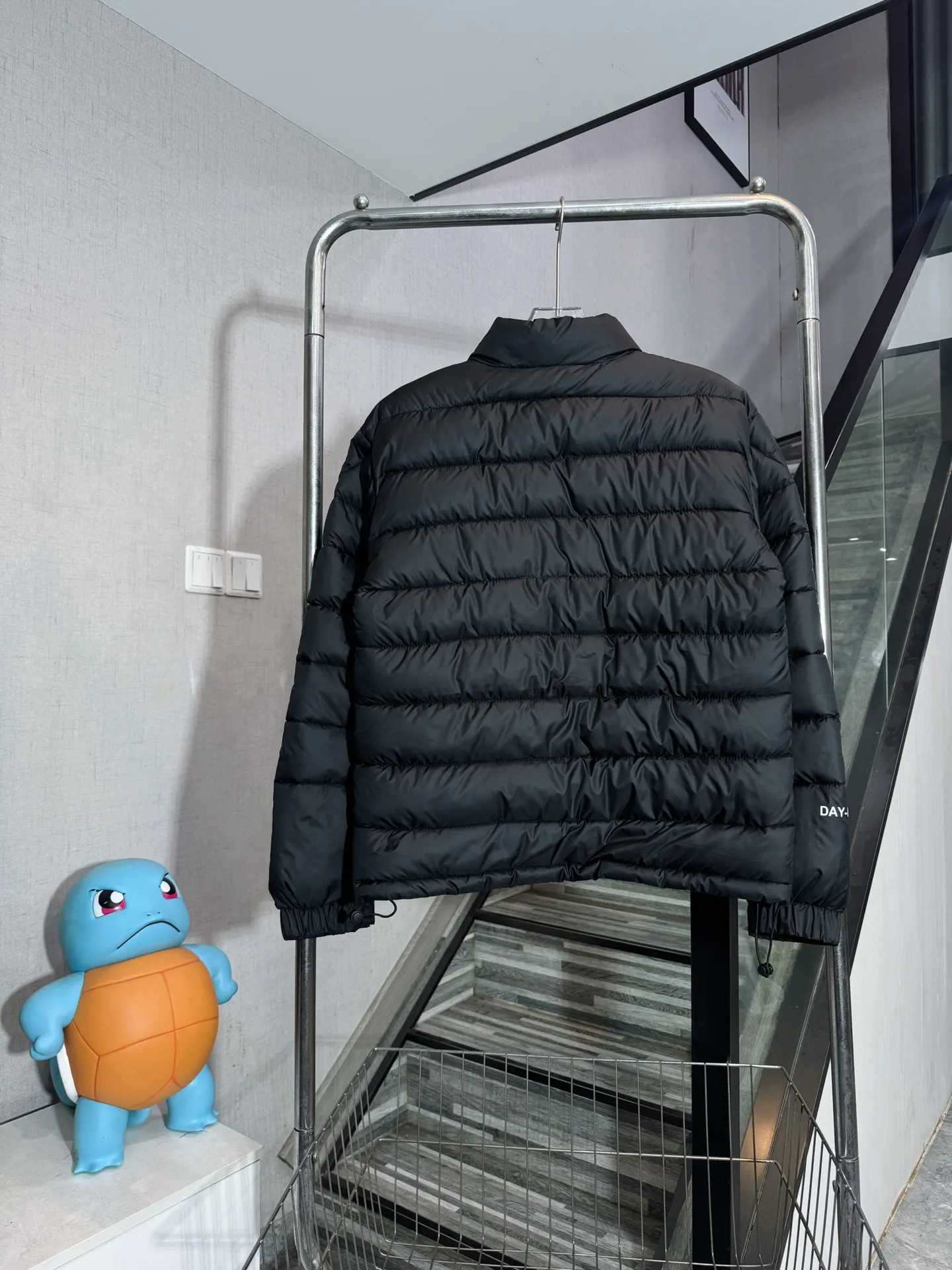 P580 model number: HE411 MONCLER-Mask chest pocket plaid down jacket The fabric is made of high-density polyester fiber windproof fabric, which feels soft and smooth. The inner filling is made of 50% white duck down, which has high fluffiness and extremely high warmth retention on the upper body. The clothes are made of three layers of anti-velvet single cloth, so there is no velvet and velvet. The clothes are made of airline plaid and can be machine-washed to run away. The pockets are designed on the chest and the original masked badge is sewn to highlight the characteristics of the clothes. The arms are printed with letters.  Color: Black Size: S M L XL XXL