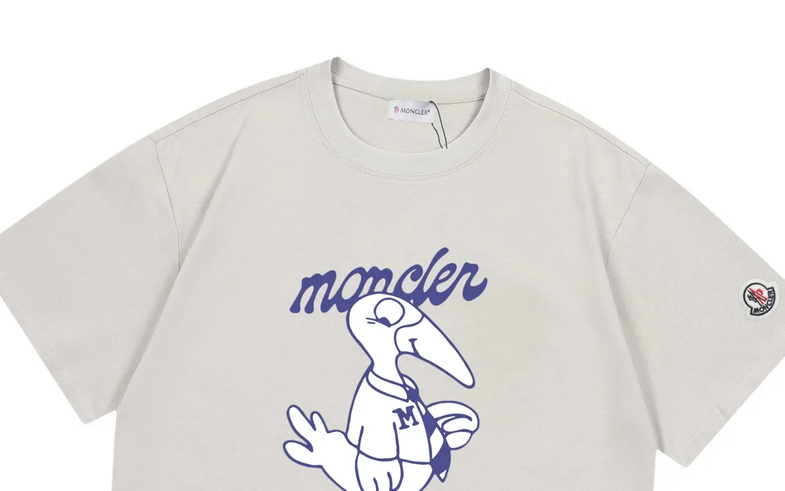P150 Moncler 2026 early spring new style Mascot letter logo Customized small armband Same style for men and women Short-sleeved T-shirt ·Customized 300g 100% double yarn pure cotton fabric ·Dyeing 32 count double-strand thread ·Collar label, hangtag, main mark and three labels complete Color: Gray Size: XS S M L