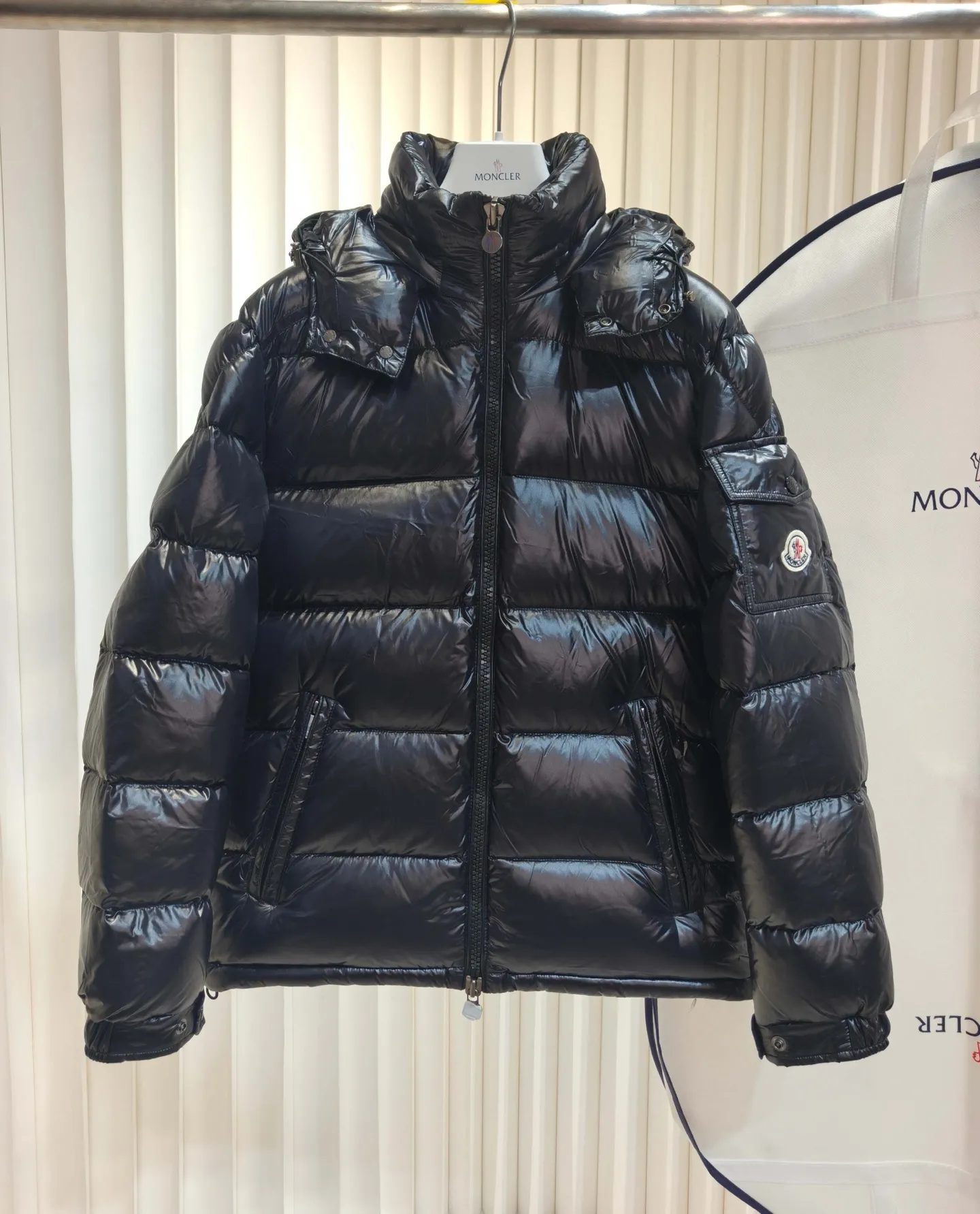 P780 MONCLER Meng Maya Down Jacket: Color/Black Size S M. L. Zipper pendant with custom logo Fabric: 400D bright nylon, anti-fouling, anti-wrinkle, waterproof and windproof, very wear-resistant, breathable and comfortable.           Embroidery: Straight lines, smooth curves, dense and neat stitches, no jagged edges, flat embroidery surface, no skewed threads, consistent stitch length, no bottom exposed, no overlap, smooth embroidery surface, no ink marks and other stains. Advanced imported embroidery machines are used to ensure embroidery quality.
