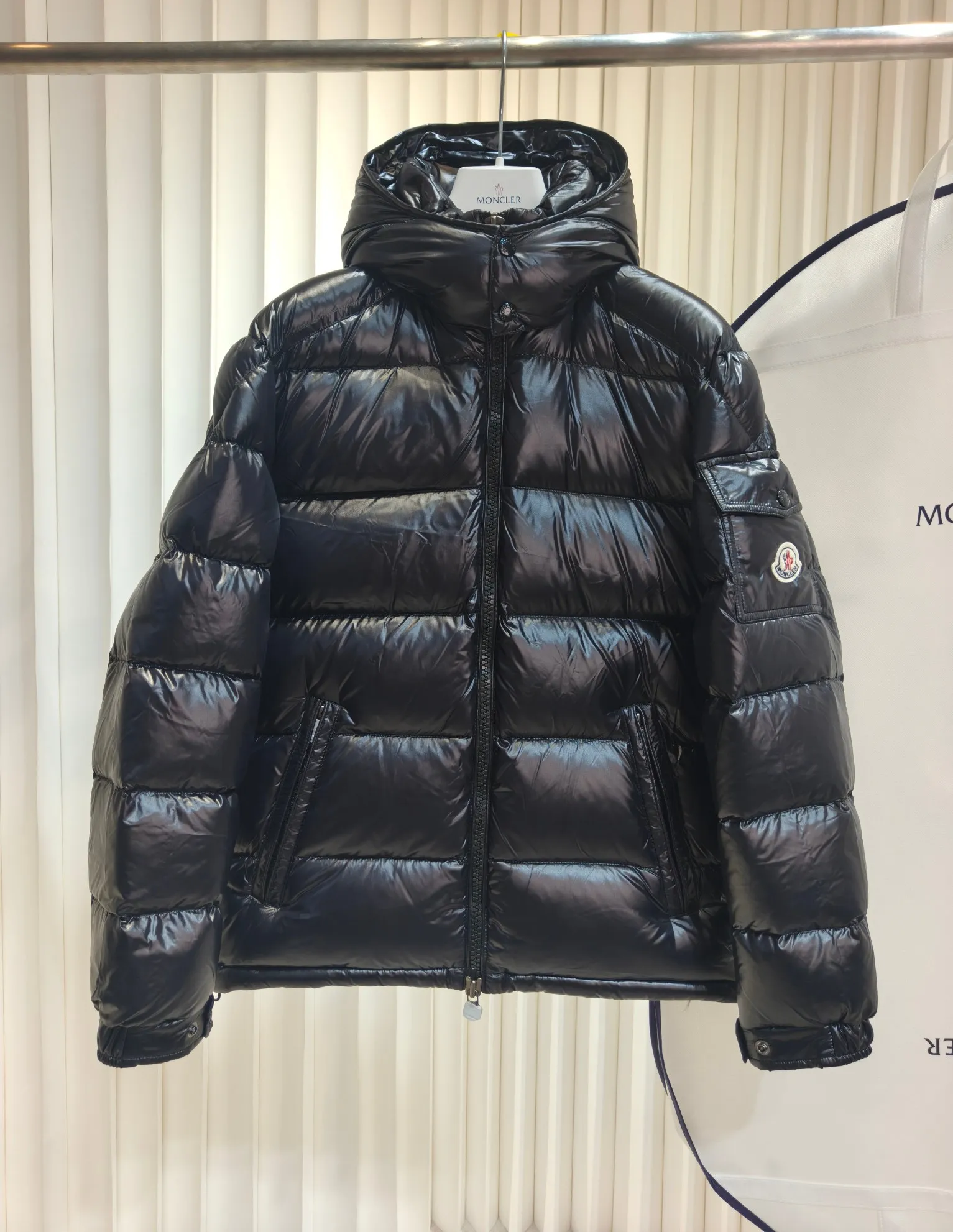 P780 MONCLER Meng Maya Down Jacket: Color/Black Size S M. L. Zipper pendant with custom logo Fabric: 400D bright nylon, anti-fouling, anti-wrinkle, waterproof and windproof, very wear-resistant, breathable and comfortable.           Embroidery: Straight lines, smooth curves, dense and neat stitches, no jagged edges, flat embroidery surface, no skewed threads, consistent stitch length, no bottom exposed, no overlap, smooth embroidery surface, no ink marks and other stains. Advanced imported embroidery machines are used to ensure embroidery quality.