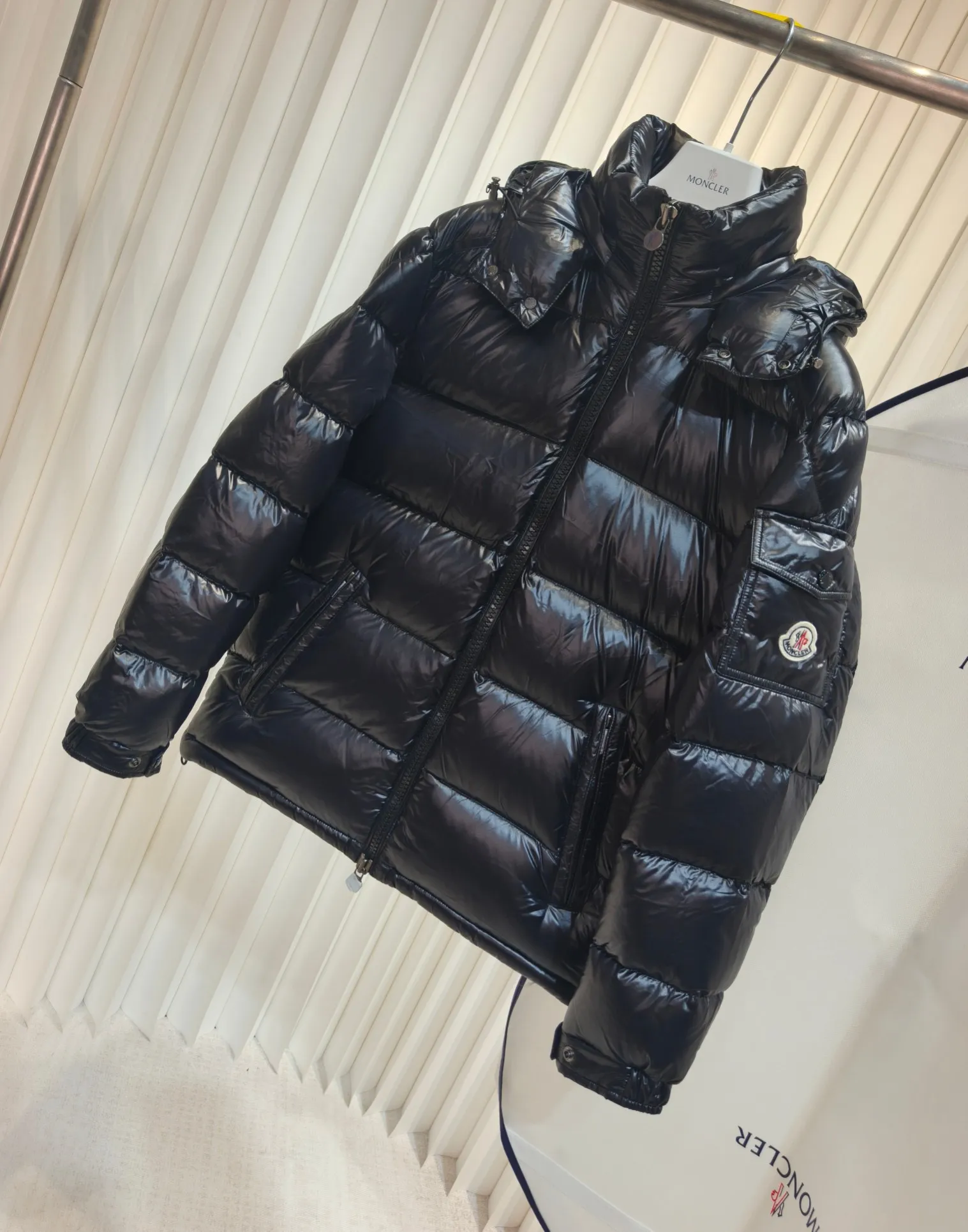 P780 MONCLER Meng Maya Down Jacket: Color/Black Size S M. L. Zipper pendant with custom logo Fabric: 400D bright nylon, anti-fouling, anti-wrinkle, waterproof and windproof, very wear-resistant, breathable and comfortable.           Embroidery: Straight lines, smooth curves, dense and neat stitches, no jagged edges, flat embroidery surface, no skewed threads, consistent stitch length, no bottom exposed, no overlap, smooth embroidery surface, no ink marks and other stains. Advanced imported embroidery machines are used to ensure embroidery quality.