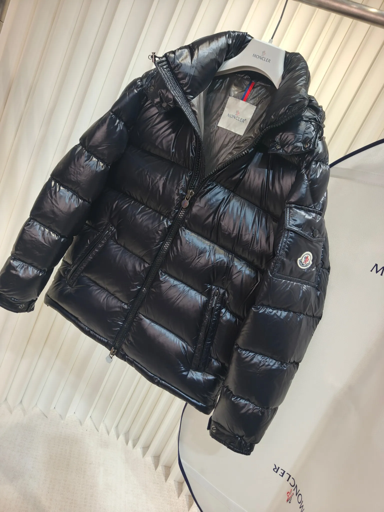 P780 MONCLER Meng Maya Down Jacket: Color/Black Size S M. L. Zipper pendant with custom logo Fabric: 400D bright nylon, anti-fouling, anti-wrinkle, waterproof and windproof, very wear-resistant, breathable and comfortable.           Embroidery: Straight lines, smooth curves, dense and neat stitches, no jagged edges, flat embroidery surface, no skewed threads, consistent stitch length, no bottom exposed, no overlap, smooth embroidery surface, no ink marks and other stains. Advanced imported embroidery machines are used to ensure embroidery quality.