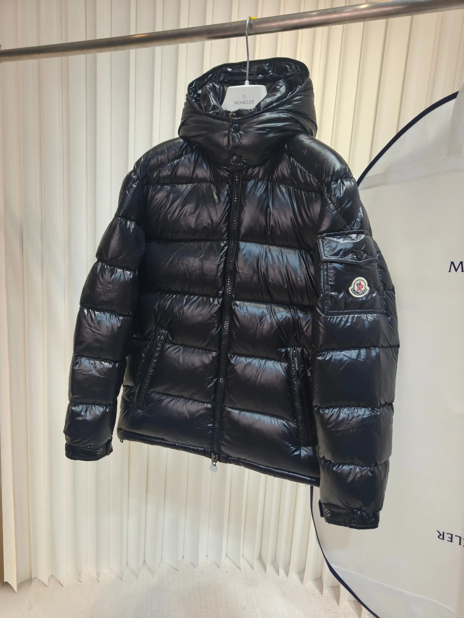 P780 MONCLER Meng Maya Down Jacket: Color/Black Size S M. L. Zipper pendant with custom logo Fabric: 400D bright nylon, anti-fouling, anti-wrinkle, waterproof and windproof, very wear-resistant, breathable and comfortable.           Embroidery: Straight lines, smooth curves, dense and neat stitches, no jagged edges, flat embroidery surface, no skewed threads, consistent stitch length, no bottom exposed, no overlap, smooth embroidery surface, no ink marks and other stains. Advanced imported embroidery machines are used to ensure embroidery quality.