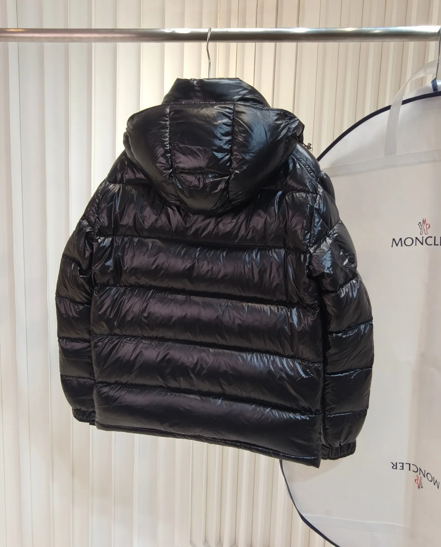 P780 MONCLER Meng Maya Down Jacket: Color/Black Size S M. L. Zipper pendant with custom logo Fabric: 400D bright nylon, anti-fouling, anti-wrinkle, waterproof and windproof, very wear-resistant, breathable and comfortable.           Embroidery: Straight lines, smooth curves, dense and neat stitches, no jagged edges, flat embroidery surface, no skewed threads, consistent stitch length, no bottom exposed, no overlap, smooth embroidery surface, no ink marks and other stains. Advanced imported embroidery machines are used to ensure embroidery quality.