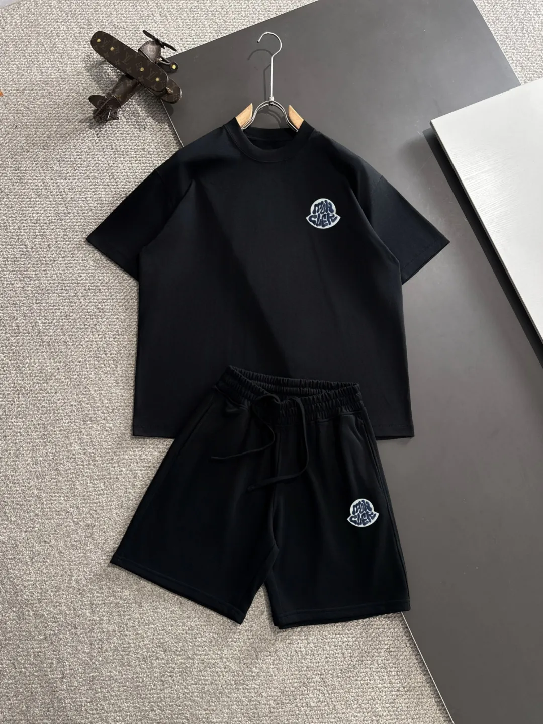 Next day shipment P460 MONCLER/Mongolian high-end customization 2025 spring and summer new elastic band casual heavy-duty washed suit, batik tripe absorbs sweat and is breathable, counter-customized fabrics with high breathability and comfort, impeccable details, brand element design concept, reflecting high quality. It feels delicate and soft! It presents a casual cut and the upper body shape is great! Trading company channels are rare and available on the official website simultaneously! From a high-end men's positioning brand, high-end, low-key luxury taste, people can't refuse! Exquisite workmanship and impeccable quality! The overall style is simple, fashionable and timeless, fully meeting the requirements of stylish and tasteful dressing! Size: S-XXL (European size for this model, it is recommended to choose one size smaller than your usual size)