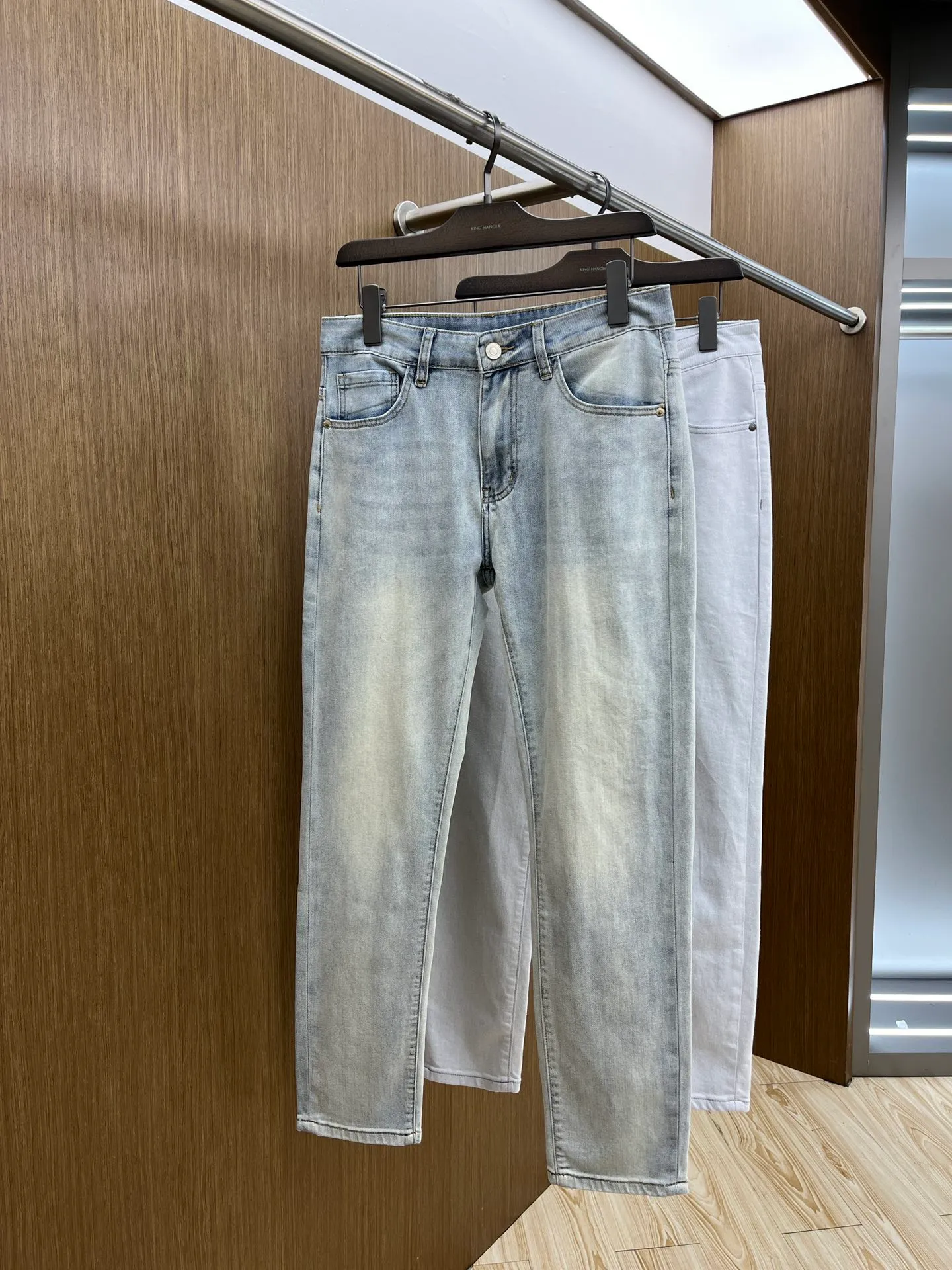 P240 Moncler 25ss🔥New light-colored denim trousers. The best original jeans in the physical store, suitable for all ages. Comfortable, soft and skin-friendly, the upper body effect is super fashionable and versatile, upright and stylish, a wardrobe must-have! Perfect for any occasion. Size: 28-38 (no 35.37)