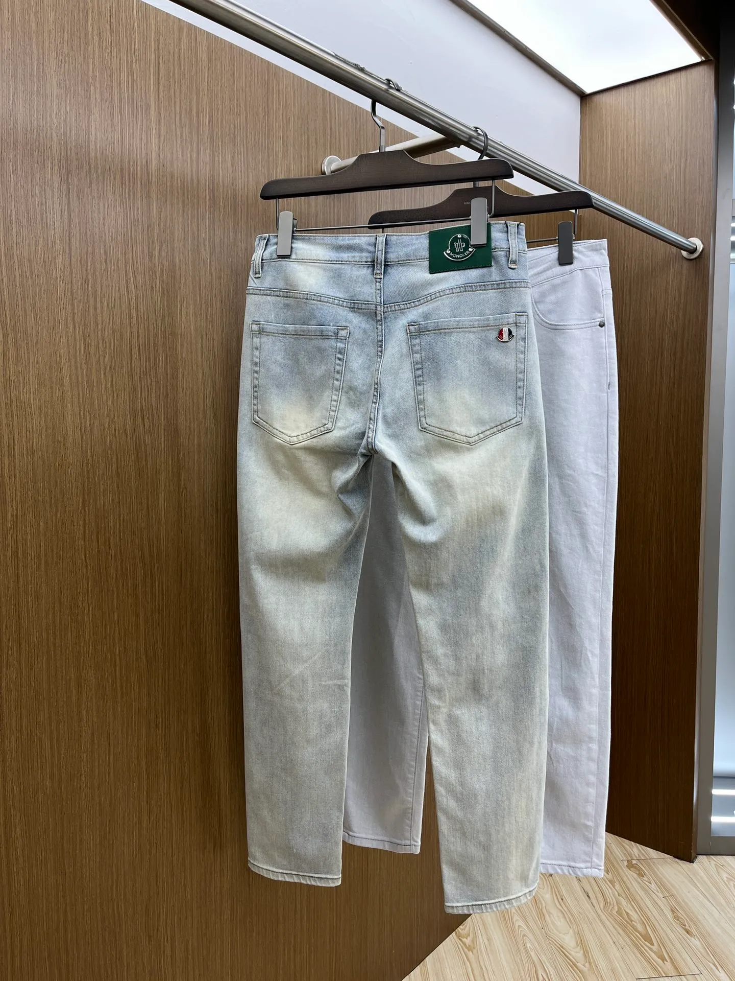 P240 Moncler 25ss🔥New light-colored denim trousers. The best original jeans in the physical store, suitable for all ages. Comfortable, soft and skin-friendly, the upper body effect is super fashionable and versatile, upright and stylish, a wardrobe must-have! Perfect for any occasion. Size: 28-38 (no 35.37)