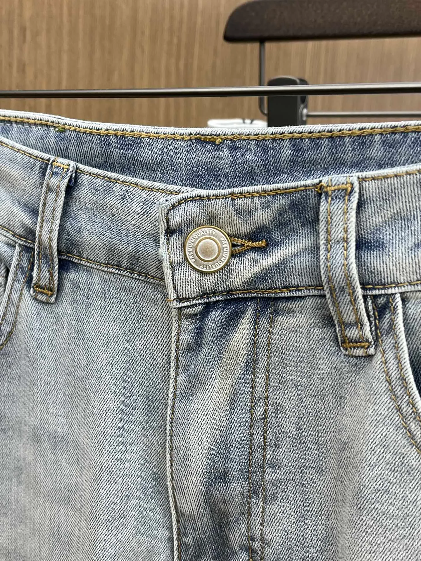 P240 Moncler 25ss🔥New light-colored denim trousers. The best original jeans in the physical store, suitable for all ages. Comfortable, soft and skin-friendly, the upper body effect is super fashionable and versatile, upright and stylish, a wardrobe must-have! Perfect for any occasion. Size: 28-38 (no 35.37)