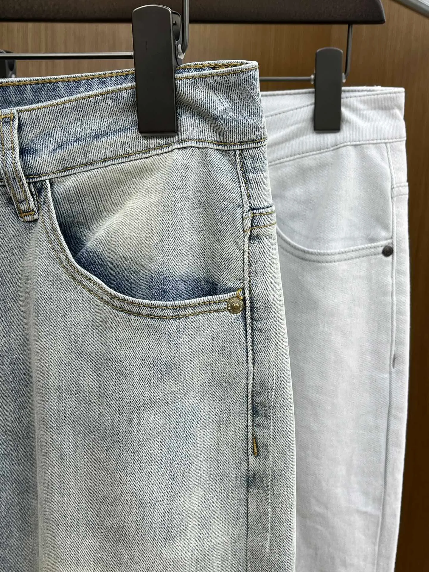 P240 Moncler 25ss🔥New light-colored denim trousers. The best original jeans in the physical store, suitable for all ages. Comfortable, soft and skin-friendly, the upper body effect is super fashionable and versatile, upright and stylish, a wardrobe must-have! Perfect for any occasion. Size: 28-38 (no 35.37)