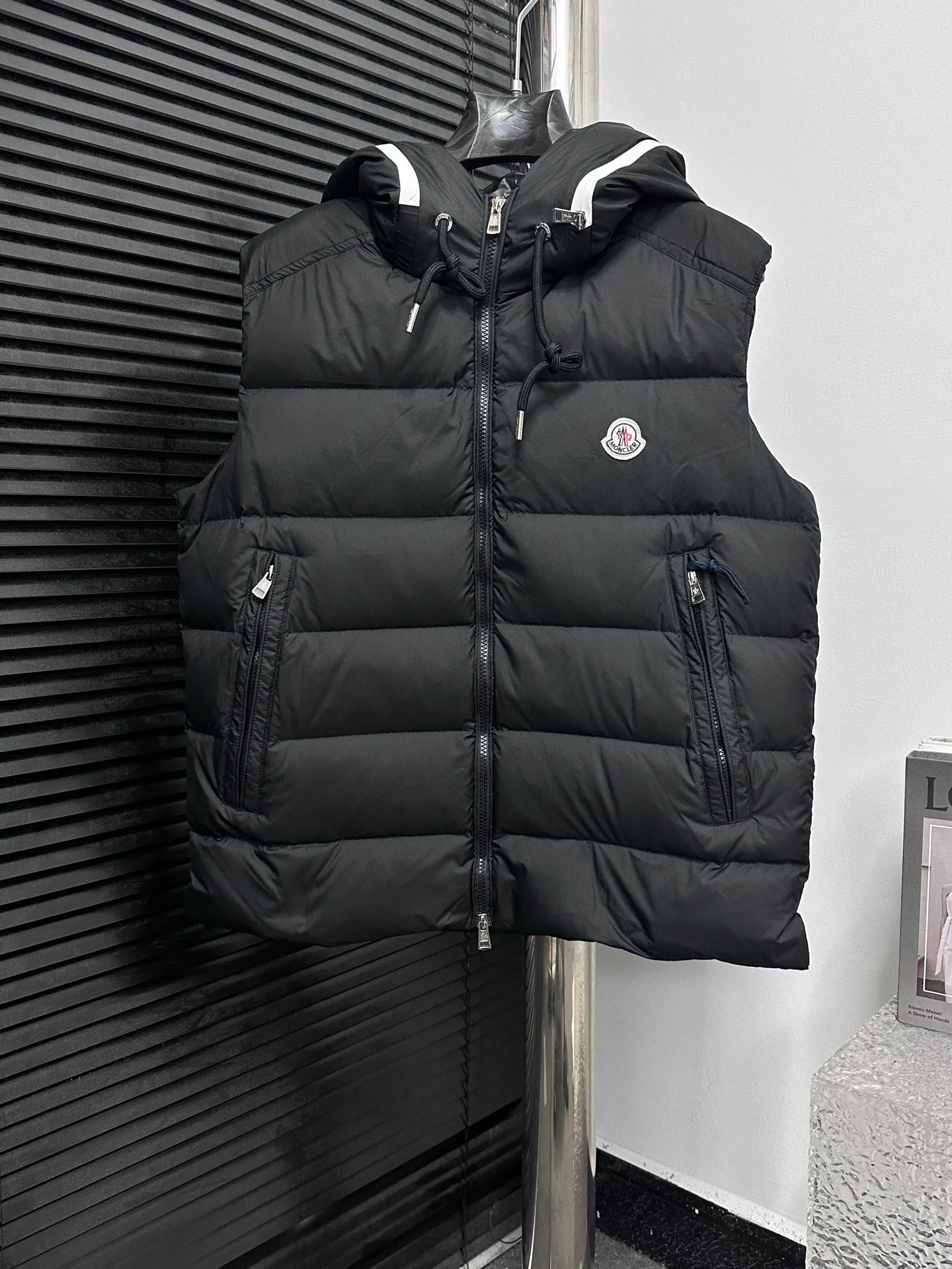 P640 [𝐌𝐎𝐍𝐂𝐋𝐄𝐑] Mouth Hooded Down Vest Original customized hardware accessories are all imported and original customized. Welcome to compare. Absolutely high quality. Made of top 90 white duck down. Super soft. Filled with fluffy and full feathers. Super heavy work. Fabric workmanship. Perfect version. Note⚠The fabric is super comfortable. Exclusive model. Non-market goods. Same style for men and women. Size: 1-6
