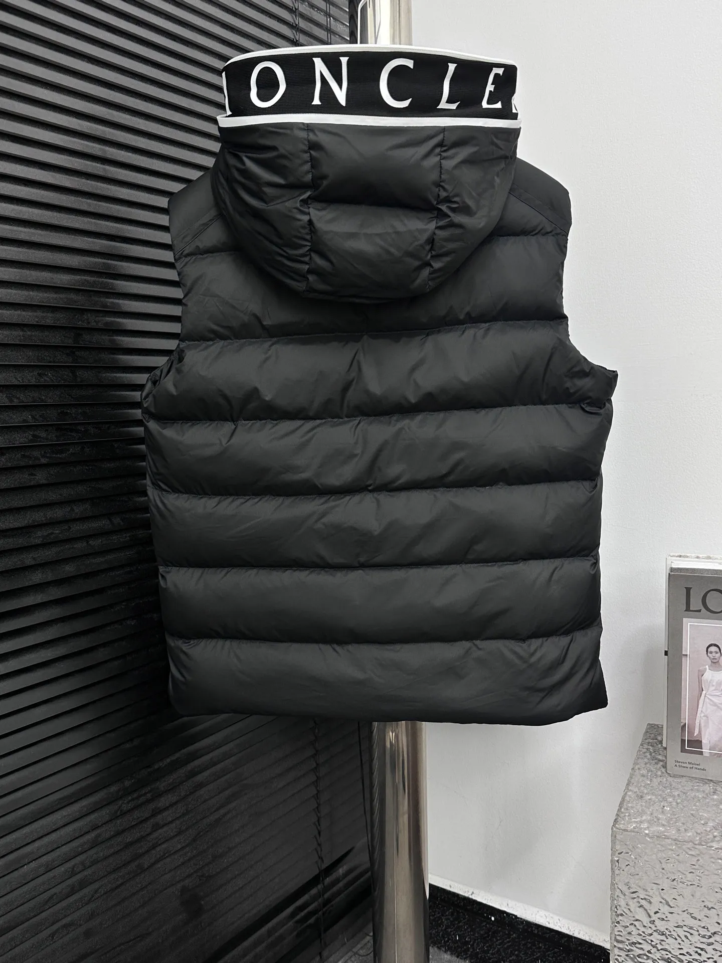 P640 [𝐌𝐎𝐍𝐂𝐋𝐄𝐑] Mouth Hooded Down Vest Original customized hardware accessories are all imported and original customized. Welcome to compare. Absolutely high quality. Made of top 90 white duck down. Super soft. Filled with fluffy and full feathers. Super heavy work. Fabric workmanship. Perfect version. Note⚠The fabric is super comfortable. Exclusive model. Non-market goods. Same style for men and women. Size: 1-6