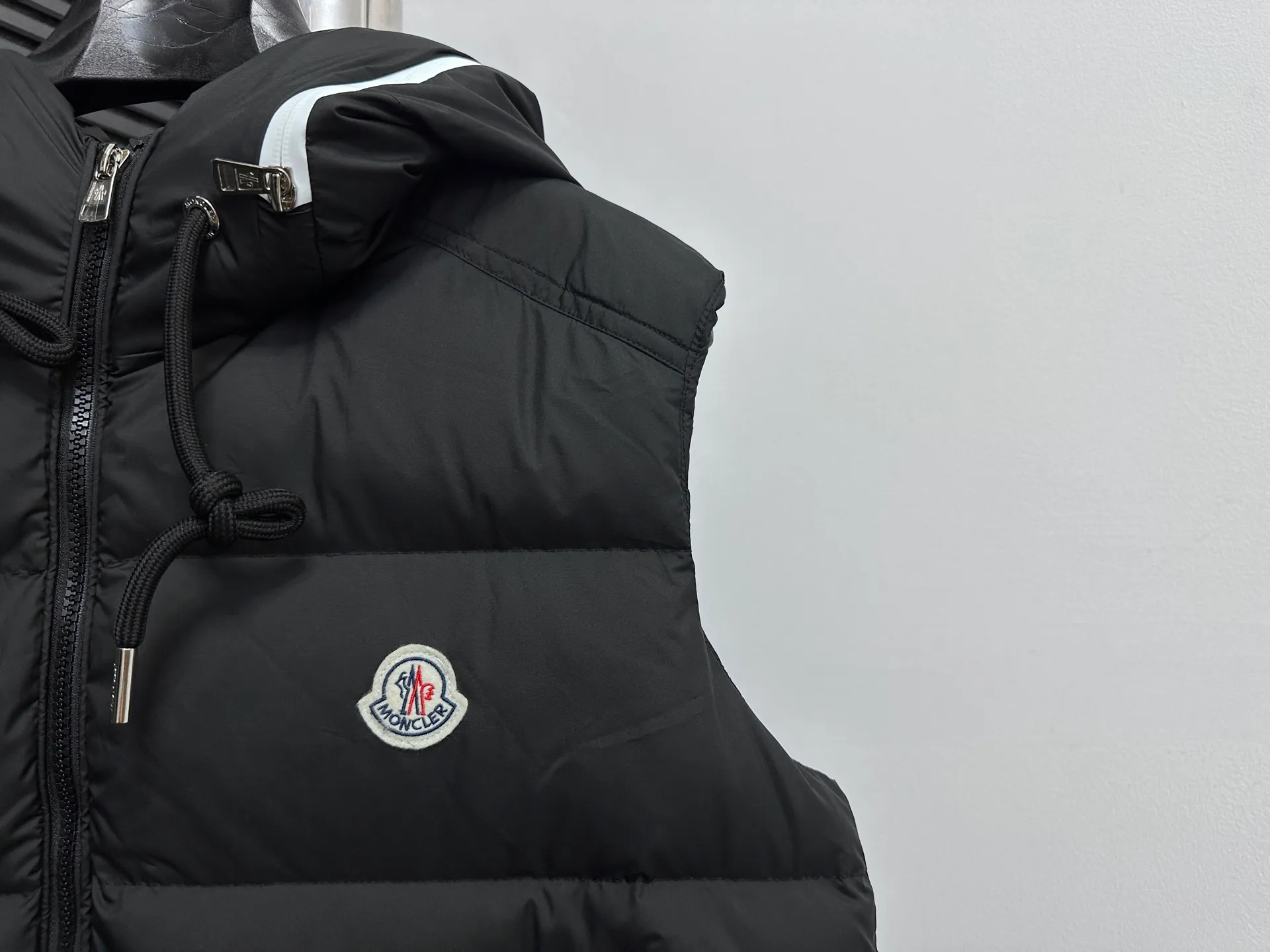P640 [𝐌𝐎𝐍𝐂𝐋𝐄𝐑] Mouth Hooded Down Vest Original customized hardware accessories are all imported and original customized. Welcome to compare. Absolutely high quality. Made of top 90 white duck down. Super soft. Filled with fluffy and full feathers. Super heavy work. Fabric workmanship. Perfect version. Note⚠The fabric is super comfortable. Exclusive model. Non-market goods. Same style for men and women. Size: 1-6