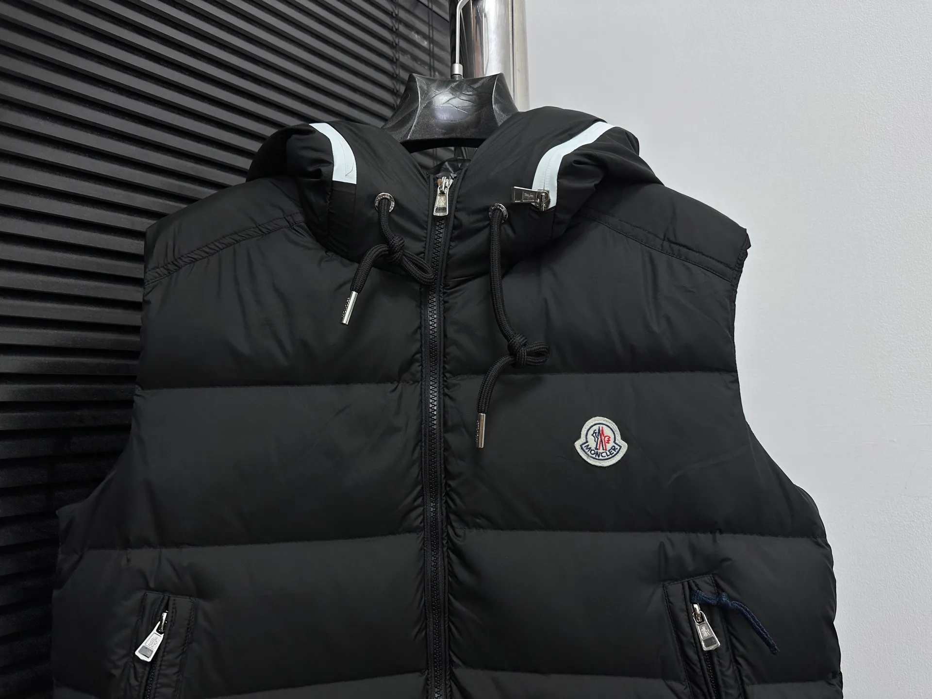 P640 [𝐌𝐎𝐍𝐂𝐋𝐄𝐑] Mouth Hooded Down Vest Original customized hardware accessories are all imported and original customized. Welcome to compare. Absolutely high quality. Made of top 90 white duck down. Super soft. Filled with fluffy and full feathers. Super heavy work. Fabric workmanship. Perfect version. Note⚠The fabric is super comfortable. Exclusive model. Non-market goods. Same style for men and women. Size: 1-6