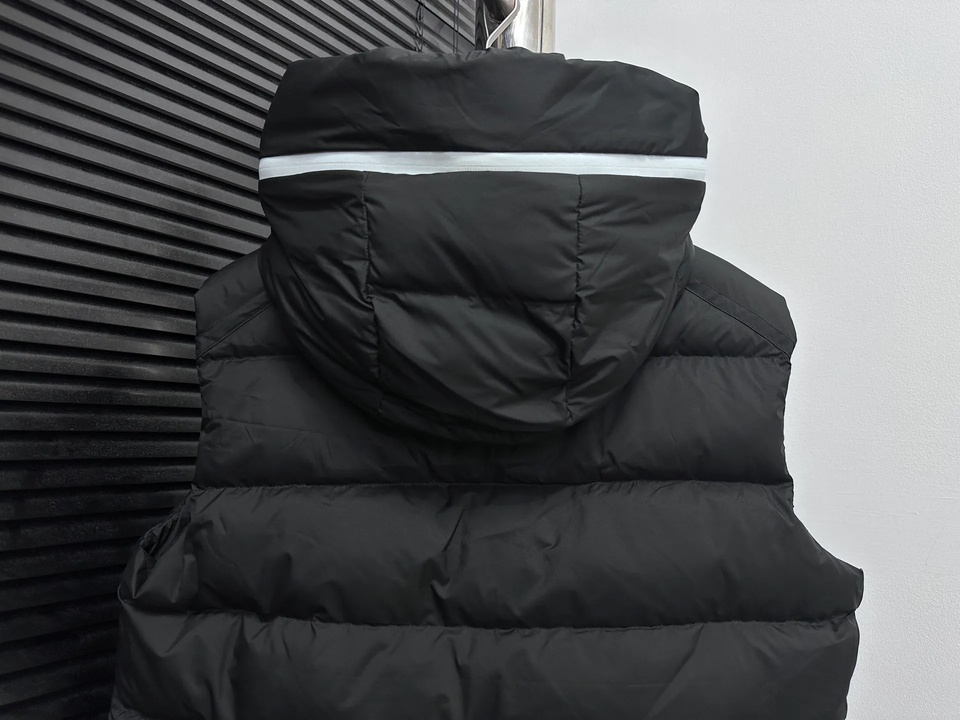 P640 [𝐌𝐎𝐍𝐂𝐋𝐄𝐑] Mouth Hooded Down Vest Original customized hardware accessories are all imported and original customized. Welcome to compare. Absolutely high quality. Made of top 90 white duck down. Super soft. Filled with fluffy and full feathers. Super heavy work. Fabric workmanship. Perfect version. Note⚠The fabric is super comfortable. Exclusive model. Non-market goods. Same style for men and women. Size: 1-6