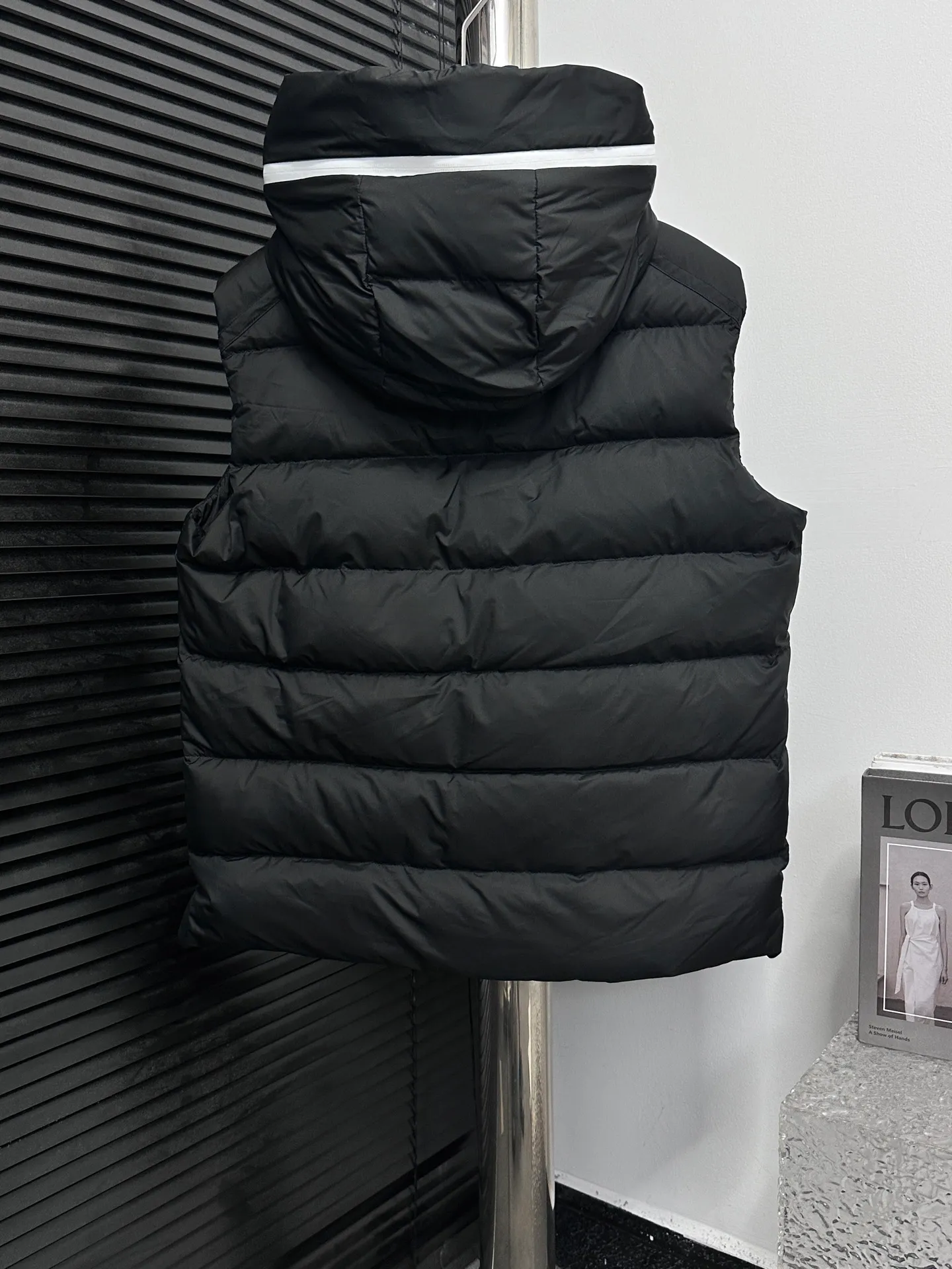 P640 [𝐌𝐎𝐍𝐂𝐋𝐄𝐑] Mouth Hooded Down Vest Original customized hardware accessories are all imported and original customized. Welcome to compare. Absolutely high quality. Made of top 90 white duck down. Super soft. Filled with fluffy and full feathers. Super heavy work. Fabric workmanship. Perfect version. Note⚠The fabric is super comfortable. Exclusive model. Non-market goods. Same style for men and women. Size: 1-6
