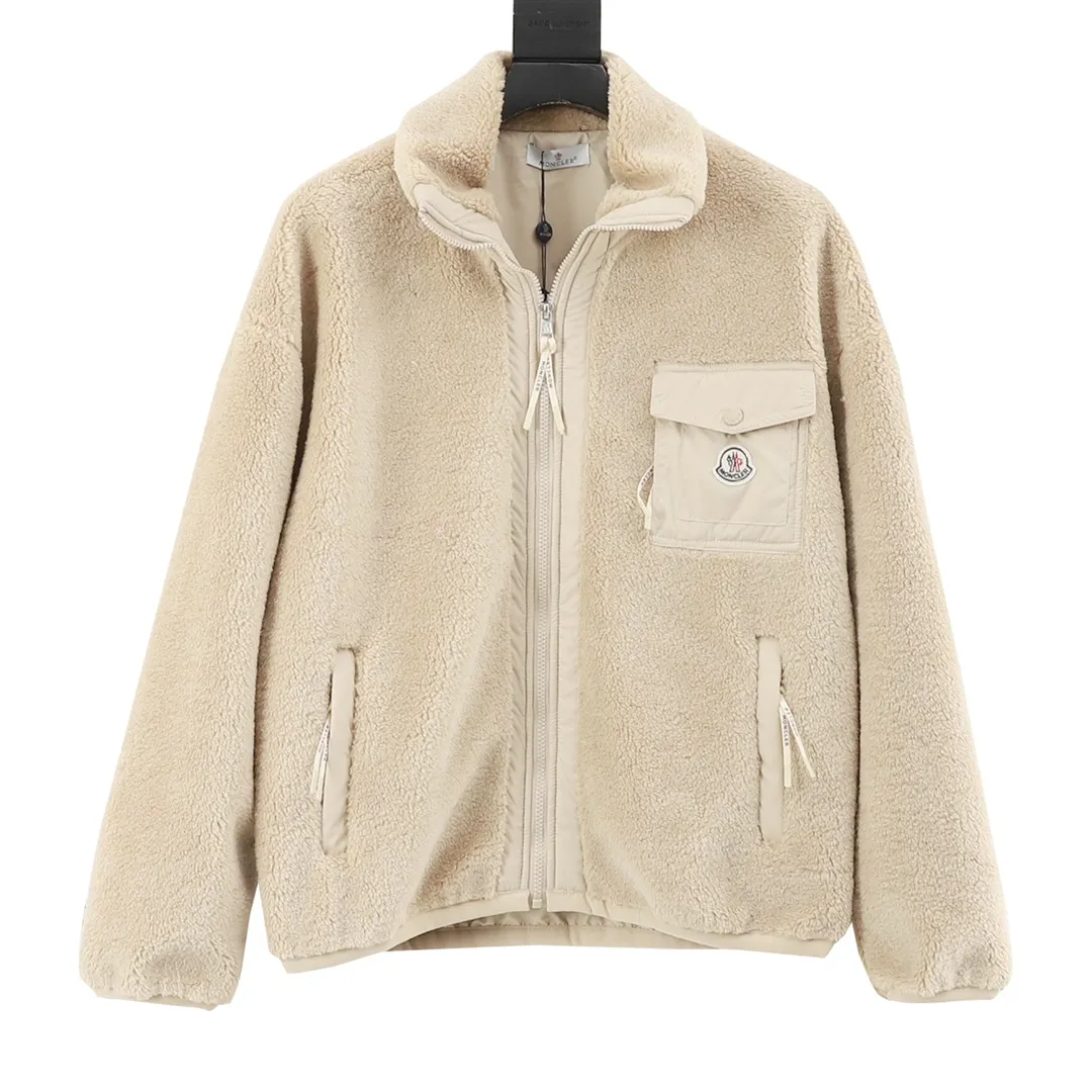 P530 Moncler/Muzzled Teddy Velvet Zipper Pocket It’s the season to wear Moner again ~ Who can refuse a piece of fragrant and soft teddy velvet fabric🐑, Moner25’s new autumn and winter product is the same for men and women. The top original version refers to the highest version in China (there is no one) (one is made with ingenuity and it is ZP). The new teddy velvet for autumn and winter 25 is really so comfortable. The soft and waxy fabric has a great texture. It is a very thick zippered teddy. You don’t have to worry if you have it in autumn and winter. The most beautiful Maillard color lamb hair in autumn and winter! Same style for men and women. Carefully make an original product so that every customer has the confidence to introduce it to his customers. Size: XS-L