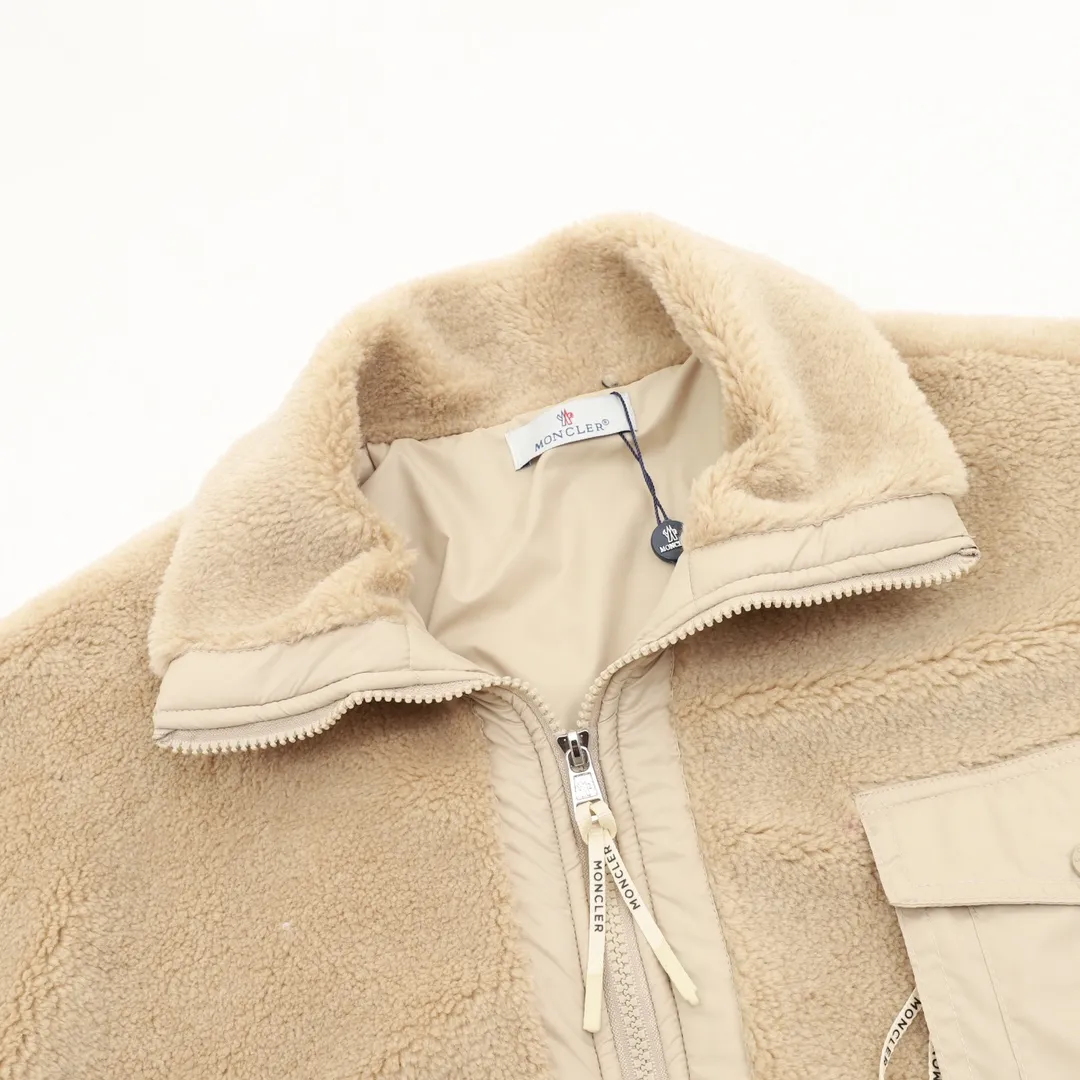 P530 Moncler/Muzzled Teddy Velvet Zipper Pocket It’s the season to wear Moner again ~ Who can refuse a piece of fragrant and soft teddy velvet fabric🐑, Moner25’s new autumn and winter product is the same for men and women. The top original version refers to the highest version in China (there is no one) (one is made with ingenuity and it is ZP). The new teddy velvet for autumn and winter 25 is really so comfortable. The soft and waxy fabric has a great texture. It is a very thick zippered teddy. You don’t have to worry if you have it in autumn and winter. The most beautiful Maillard color lamb hair in autumn and winter! Same style for men and women. Carefully make an original product so that every customer has the confidence to introduce it to his customers. Size: XS-L