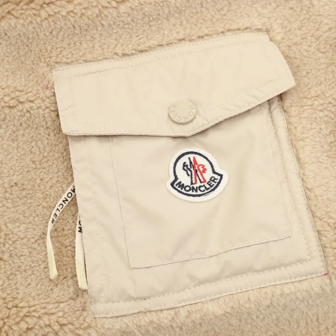 P530 Moncler/Muzzled Teddy Velvet Zipper Pocket It’s the season to wear Moner again ~ Who can refuse a piece of fragrant and soft teddy velvet fabric🐑, Moner25’s new autumn and winter product is the same for men and women. The top original version refers to the highest version in China (there is no one) (one is made with ingenuity and it is ZP). The new teddy velvet for autumn and winter 25 is really so comfortable. The soft and waxy fabric has a great texture. It is a very thick zippered teddy. You don’t have to worry if you have it in autumn and winter. The most beautiful Maillard color lamb hair in autumn and winter! Same style for men and women. Carefully make an original product so that every customer has the confidence to introduce it to his customers. Size: XS-L