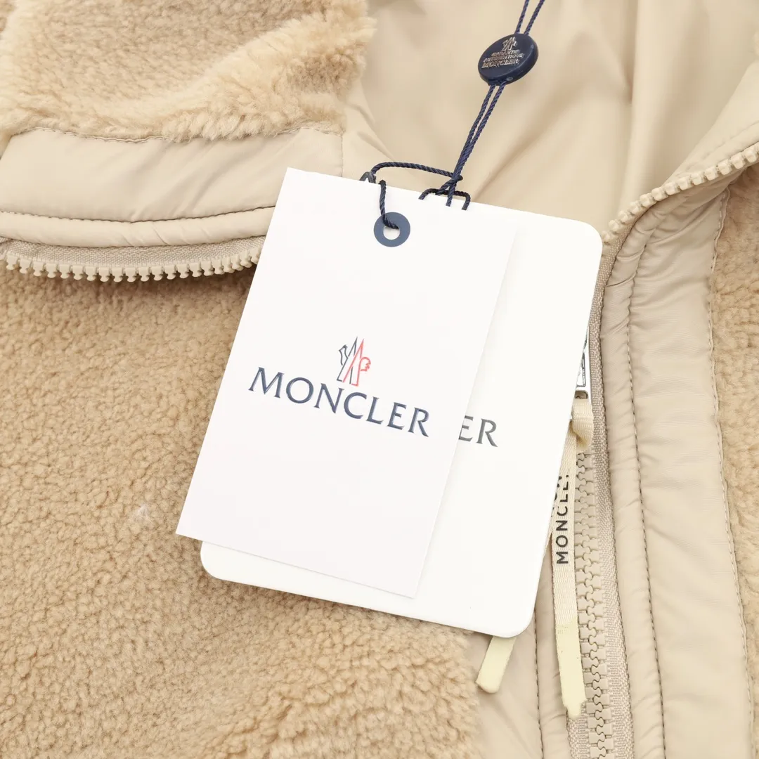 P530 Moncler/Muzzled Teddy Velvet Zipper Pocket It’s the season to wear Moner again ~ Who can refuse a piece of fragrant and soft teddy velvet fabric🐑, Moner25’s new autumn and winter product is the same for men and women. The top original version refers to the highest version in China (there is no one) (one is made with ingenuity and it is ZP). The new teddy velvet for autumn and winter 25 is really so comfortable. The soft and waxy fabric has a great texture. It is a very thick zippered teddy. You don’t have to worry if you have it in autumn and winter. The most beautiful Maillard color lamb hair in autumn and winter! Same style for men and women. Carefully make an original product so that every customer has the confidence to introduce it to his customers. Size: XS-L