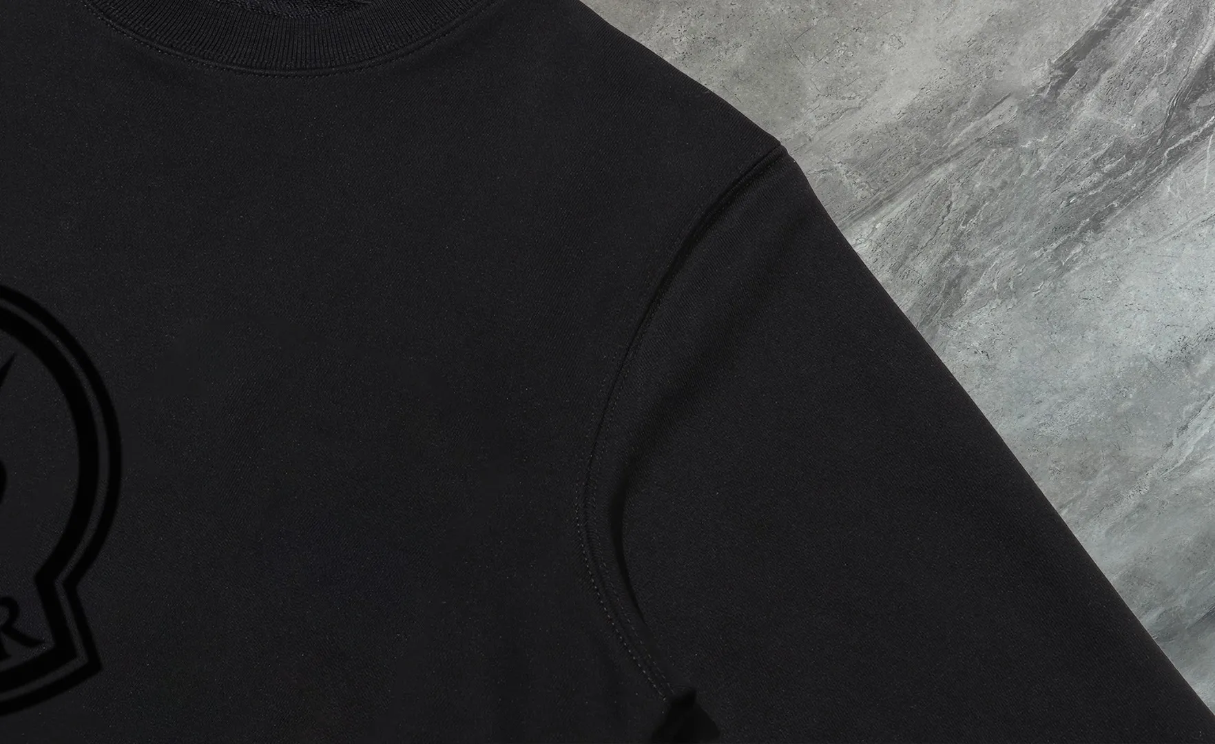 P210 High-version sweatshirt) [Long-term stock] 〖𝐌𝐎𝐍𝐂𝐋𝐄𝐑~Mask〗 Made of 440g heavy-weight fabric. It is different from the market currency. It can be matched with any variety and is properly handsome. 😎The whole dress is made of double waistcoats. The double waistcoats make the whole dress more three-dimensional. Not ordinary factories can do such fine work. 2025 Spring runway version of the T stage, on sale at the counter, round neck terry sweatshirt, high-end double-strand pure cotton, custom-made stretch ribs, dyed in the same vat, complete with three standards, matched with exquisite embroidered LOGO on the chest, simple and advanced, same style for men and women. Color: black, apricot, white, size: S M L XL 2XL