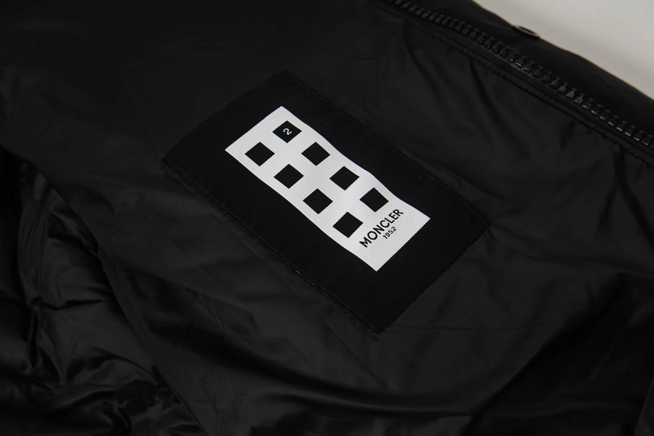 P1000 Moncler/Moncler 2025 new autumn and winter down jacket. Original customized hardware accessories are all imported and original customized. Welcome to compare. Absolutely high quality. Use top 90 down. Super soft. Full and fluffy. Super heavy work. Fabric workmanship. 👍Perfect version. Note⚠The fabric is super comfortable. Exclusive model. Non-market goods. Same style for men and women. Size: s-xxl