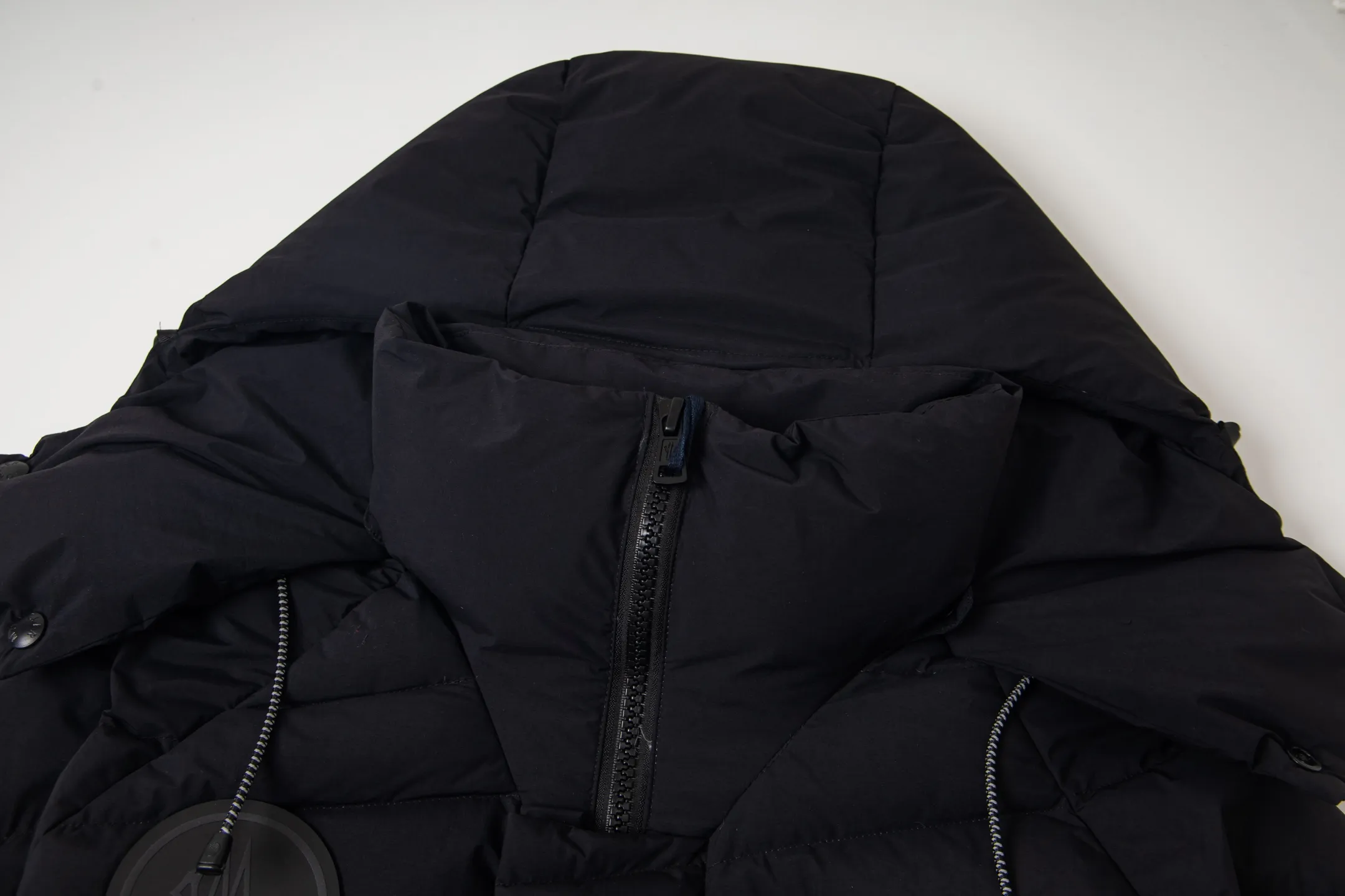 P1000 Moncler/Moncler 2025 new autumn and winter down jacket. Original customized hardware accessories are all imported and original customized. Welcome to compare. Absolutely high quality. Use top 90 down. Super soft. Full and fluffy. Super heavy work. Fabric workmanship. 👍Perfect version. Note⚠The fabric is super comfortable. Exclusive model. Non-market goods. Same style for men and women. Size: s-xxl