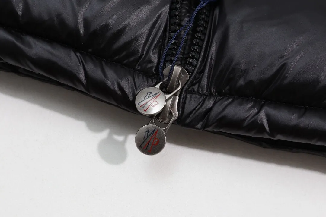 P500 model number: Y12 Moncler & Mongolian original 1:1 customized hardware accessories are all imported and original customization. Welcome to compare at the counter. Absolutely high quality. Made of top-grade 90 white duck down. Super soft. Full and fluffy. Super heavy-duty. Fabric workmanship. Perfect version. Note⚠The fabric is super comfortable. Men and women (first time making a down jacket this year. The running price is very cost-effective and breaks the ceiling) [Top-grade fabric + features: ✅The down content is 95 down, and the gram weight is about 320g. ✅The whole body is fully printed with LOGO. ✅Introducing a sense of fashion and luxury to achieve double standards of warmth and style. ✅It needs to be customized separately. It is very thick and has a three-dimensional and full feeling from 360 degrees! ✅The down jacket uses a double-layer anti-down liner design! Super windproof performance ✅Hardware 1:1 fully customized ZP craftsmanship: spot heavy goods! The highest version is produced by the same celebrity couple and must be good. This down jacket uses a double-layer anti-velvet liner design! It has super windproof performance and will be very warm when worn in winter! Filled with white duck down, the fluffiness is high, and it can be worn at minus ten degrees Celsius❗ Color: black Size: M-L-XL-XXL