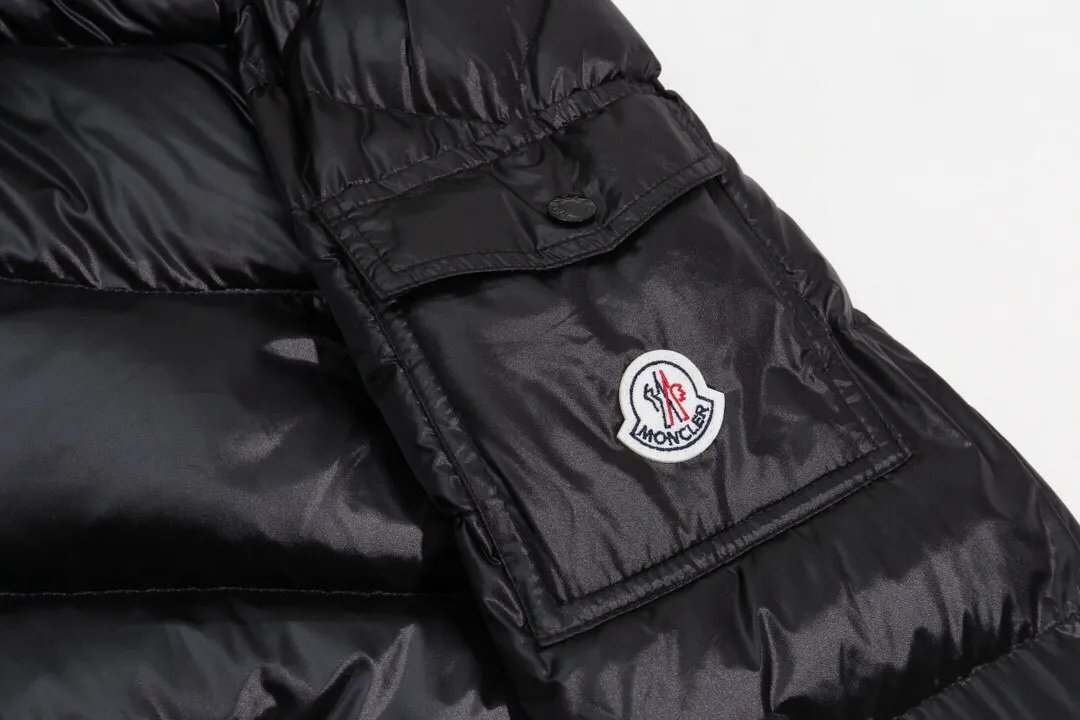 P500 model number: Y12 Moncler & Mongolian original 1:1 customized hardware accessories are all imported and original customization. Welcome to compare at the counter. Absolutely high quality. Made of top-grade 90 white duck down. Super soft. Full and fluffy. Super heavy-duty. Fabric workmanship. Perfect version. Note⚠The fabric is super comfortable. Men and women (first time making a down jacket this year. The running price is very cost-effective and breaks the ceiling) [Top-grade fabric + features: ✅The down content is 95 down, and the gram weight is about 320g. ✅The whole body is fully printed with LOGO. ✅Introducing a sense of fashion and luxury to achieve double standards of warmth and style. ✅It needs to be customized separately. It is very thick and has a three-dimensional and full feeling from 360 degrees! ✅The down jacket uses a double-layer anti-down liner design! Super windproof performance ✅Hardware 1:1 fully customized ZP craftsmanship: spot heavy goods! The highest version is produced by the same celebrity couple and must be good. This down jacket uses a double-layer anti-velvet liner design! It has super windproof performance and will be very warm when worn in winter! Filled with white duck down, the fluffiness is high, and it can be worn at minus ten degrees Celsius❗ Color: black Size: M-L-XL-XXL