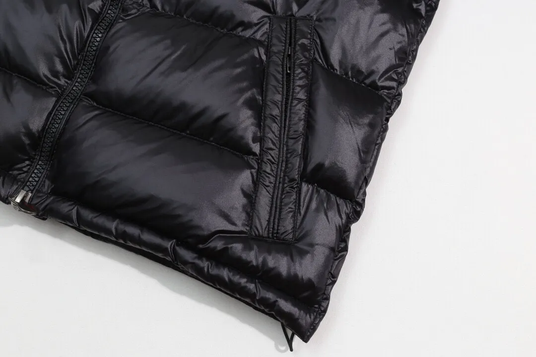 P500 model number: Y12 Moncler & Mongolian original 1:1 customized hardware accessories are all imported and original customization. Welcome to compare at the counter. Absolutely high quality. Made of top-grade 90 white duck down. Super soft. Full and fluffy. Super heavy-duty. Fabric workmanship. Perfect version. Note⚠The fabric is super comfortable. Men and women (first time making a down jacket this year. The running price is very cost-effective and breaks the ceiling) [Top-grade fabric + features: ✅The down content is 95 down, and the gram weight is about 320g. ✅The whole body is fully printed with LOGO. ✅Introducing a sense of fashion and luxury to achieve double standards of warmth and style. ✅It needs to be customized separately. It is very thick and has a three-dimensional and full feeling from 360 degrees! ✅The down jacket uses a double-layer anti-down liner design! Super windproof performance ✅Hardware 1:1 fully customized ZP craftsmanship: spot heavy goods! The highest version is produced by the same celebrity couple and must be good. This down jacket uses a double-layer anti-velvet liner design! It has super windproof performance and will be very warm when worn in winter! Filled with white duck down, the fluffiness is high, and it can be worn at minus ten degrees Celsius❗ Color: black Size: M-L-XL-XXL