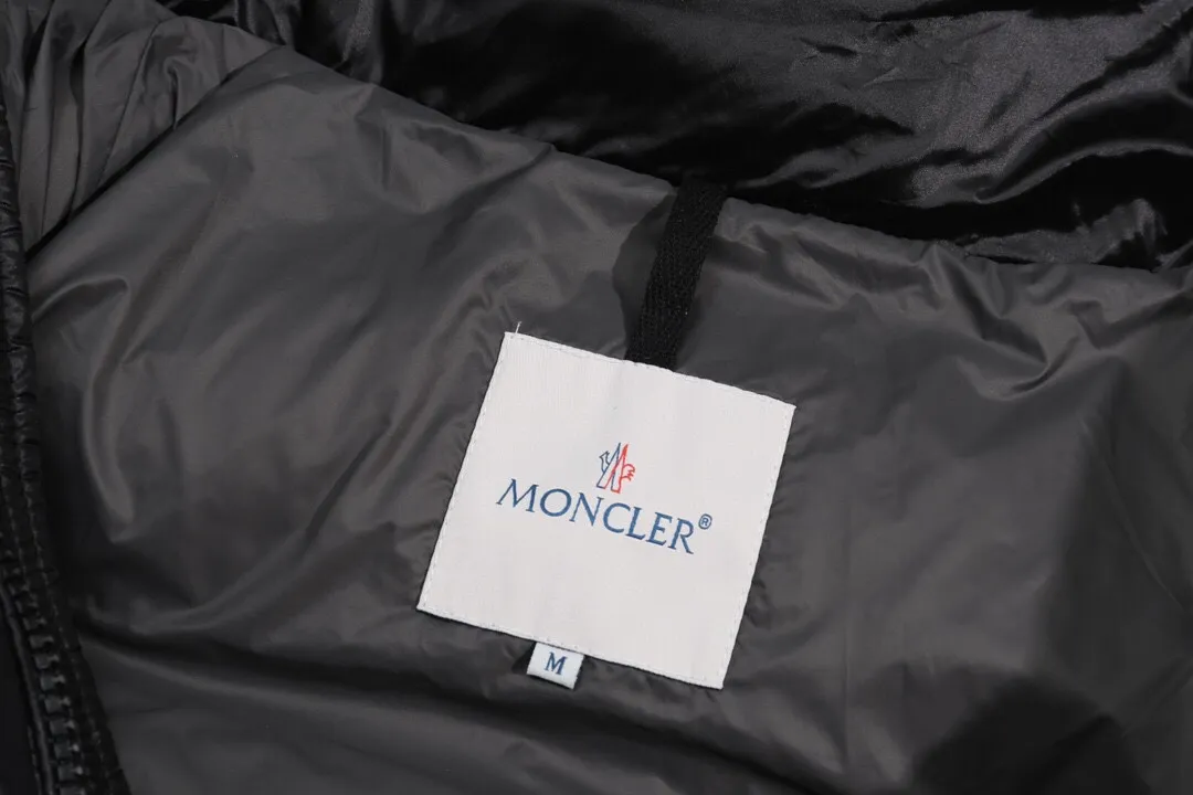 P500 model number: Y12 Moncler & Mongolian original 1:1 customized hardware accessories are all imported and original customization. Welcome to compare at the counter. Absolutely high quality. Made of top-grade 90 white duck down. Super soft. Full and fluffy. Super heavy-duty. Fabric workmanship. Perfect version. Note⚠The fabric is super comfortable. Men and women (first time making a down jacket this year. The running price is very cost-effective and breaks the ceiling) [Top-grade fabric + features: ✅The down content is 95 down, and the gram weight is about 320g. ✅The whole body is fully printed with LOGO. ✅Introducing a sense of fashion and luxury to achieve double standards of warmth and style. ✅It needs to be customized separately. It is very thick and has a three-dimensional and full feeling from 360 degrees! ✅The down jacket uses a double-layer anti-down liner design! Super windproof performance ✅Hardware 1:1 fully customized ZP craftsmanship: spot heavy goods! The highest version is produced by the same celebrity couple and must be good. This down jacket uses a double-layer anti-velvet liner design! It has super windproof performance and will be very warm when worn in winter! Filled with white duck down, the fluffiness is high, and it can be worn at minus ten degrees Celsius❗ Color: black Size: M-L-XL-XXL