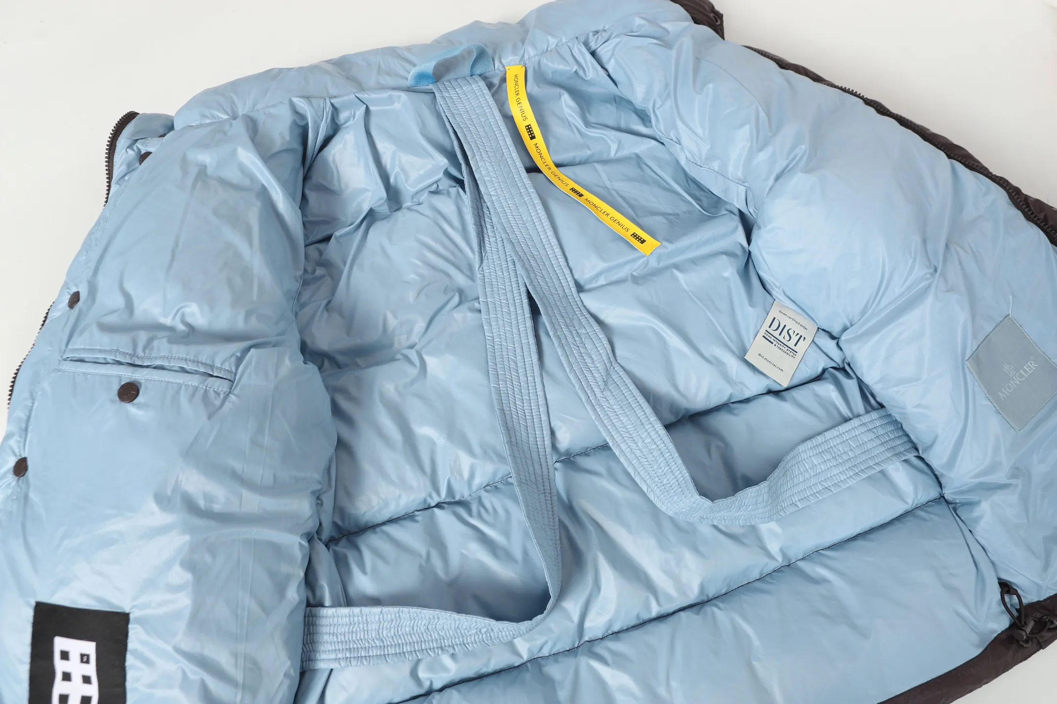 P860 MONCLER/Mask 1952 Green Fat Man Long-sleeved Down Jacket Muzzled DERVOX limited color matching 1952 co-branded men's goose down stand-up collar thickened buns can be made into couple models 95% European standard gooseneck down filling. Extremely full filling. 700+ fill power. The tag barcode model number corresponds to the official website. The tag has built-in NFC electronic induction anti-counterfeiting) Dervox down is made of lightweight nylon Made of laqué fabric, it's comfortable and warm without being bulky. This short style features an internal shoulder strap that can be carried as a carry when the weather heats up, making it ideal for urban or alpine wear. Made in pop tones, it's finished with a bold logo patch. Details Made of lightweight nvlon laqué fabric Color: Black Blue/Black Green/Coffee Blue Size: 1/2/3/4/5