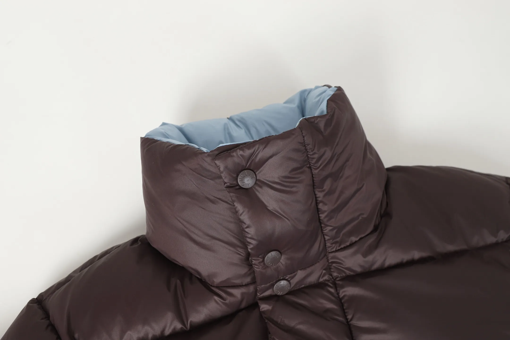 P860 MONCLER/Mask 1952 Green Fat Man Long-sleeved Down Jacket Muzzled DERVOX limited color matching 1952 co-branded men's goose down stand-up collar thickened buns can be made into couple models 95% European standard gooseneck down filling. Extremely full filling. 700+ fill power. The tag barcode model number corresponds to the official website. The tag has built-in NFC electronic induction anti-counterfeiting) Dervox down is made of lightweight nylon Made of laqué fabric, it's comfortable and warm without being bulky. This short style features an internal shoulder strap that can be carried as a carry when the weather heats up, making it ideal for urban or alpine wear. Made in pop tones, it's finished with a bold logo patch. Details Made of lightweight nvlon laqué fabric Color: Black Blue/Black Green/Coffee Blue Size: 1/2/3/4/5