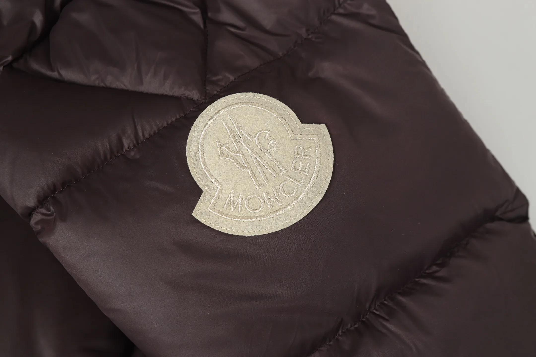P860 MONCLER/Mask 1952 Green Fat Man Long-sleeved Down Jacket Muzzled DERVOX limited color matching 1952 co-branded men's goose down stand-up collar thickened buns can be made into couple models 95% European standard gooseneck down filling. Extremely full filling. 700+ fill power. The tag barcode model number corresponds to the official website. The tag has built-in NFC electronic induction anti-counterfeiting) Dervox down is made of lightweight nylon Made of laqué fabric, it's comfortable and warm without being bulky. This short style features an internal shoulder strap that can be carried as a carry when the weather heats up, making it ideal for urban or alpine wear. Made in pop tones, it's finished with a bold logo patch. Details Made of lightweight nvlon laqué fabric Color: Black Blue/Black Green/Coffee Blue Size: 1/2/3/4/5