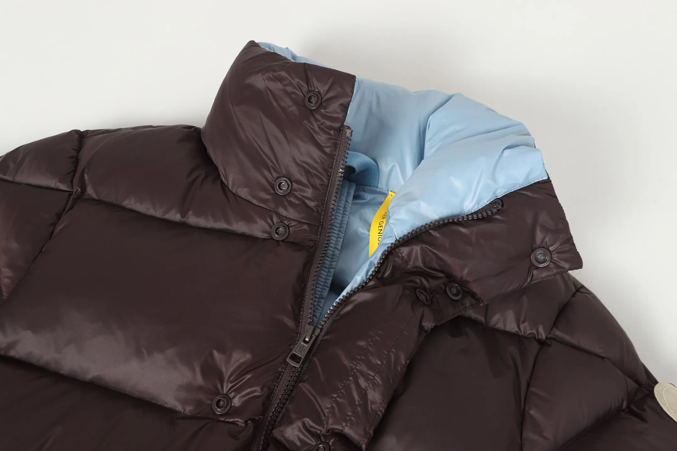 P860 MONCLER/Mask 1952 Green Fat Man Long-sleeved Down Jacket Muzzled DERVOX limited color matching 1952 co-branded men's goose down stand-up collar thickened buns can be made into couple models 95% European standard gooseneck down filling. Extremely full filling. 700+ fill power. The tag barcode model number corresponds to the official website. The tag has built-in NFC electronic induction anti-counterfeiting) Dervox down is made of lightweight nylon Made of laqué fabric, it's comfortable and warm without being bulky. This short style features an internal shoulder strap that can be carried as a carry when the weather heats up, making it ideal for urban or alpine wear. Made in pop tones, it's finished with a bold logo patch. Details Made of lightweight nvlon laqué fabric Color: Black Blue/Black Green/Coffee Blue Size: 1/2/3/4/5