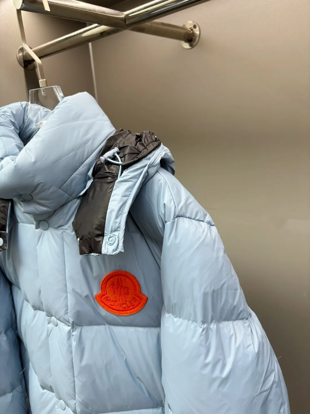 P1160 Moncler Cyclone down jacket with mouth covering, same style for men and women, ready for sale. The Cyclone down jacket uses a modern approach to interpret the classic silhouette of the 1980s and adopts a new simple version design. This cropped down jacket is made from nylon and features a removable hood and contrasting lining. Nylon laqué lining, filled with 95% white goose down, zip and snap fastening. Zippered pockets, elasticated cuffs, and elastic drawstring hem. Size: M-XXXL Color: blue black