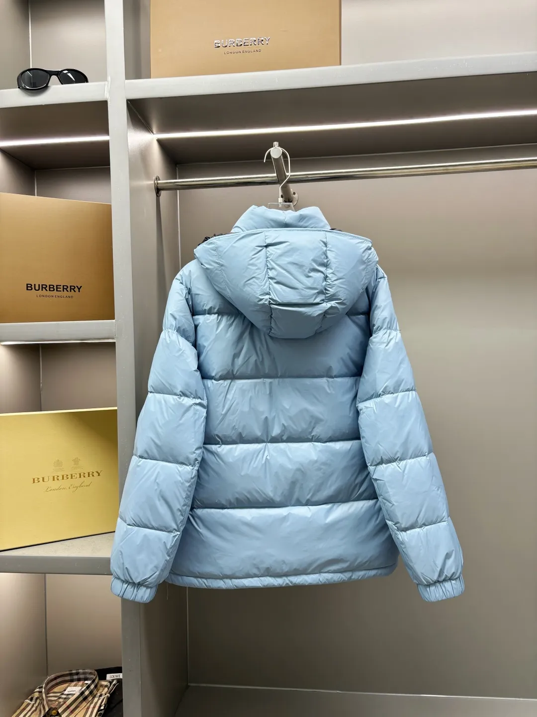 P1160 Moncler Cyclone down jacket with mouth covering, same style for men and women, ready for sale. The Cyclone down jacket uses a modern approach to interpret the classic silhouette of the 1980s and adopts a new simple version design. This cropped down jacket is made from nylon and features a removable hood and contrasting lining. Nylon laqué lining, filled with 95% white goose down, zip and snap fastening. Zippered pockets, elasticated cuffs, and elastic drawstring hem. Size: M-XXXL Color: blue black