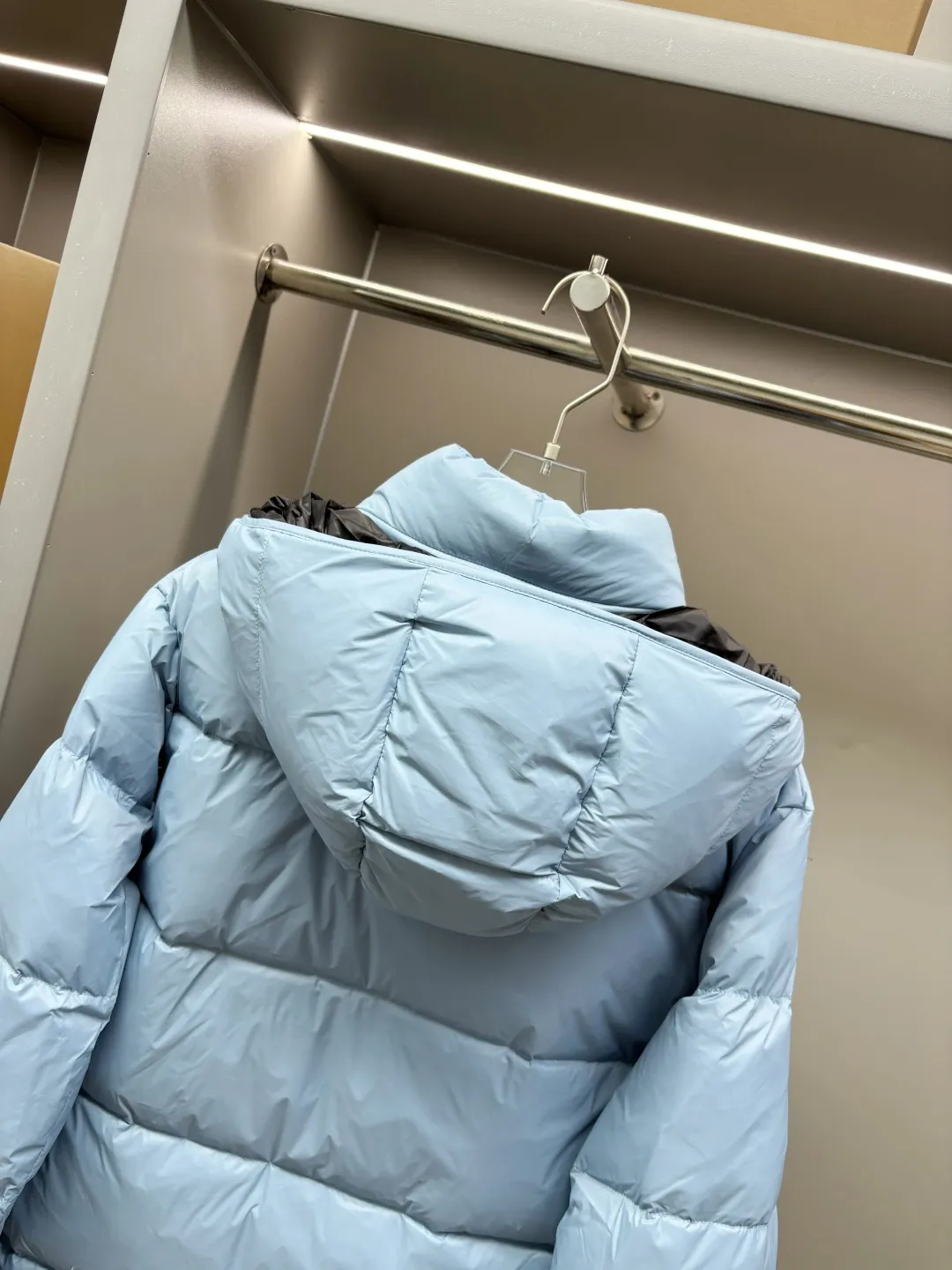 P1160 Moncler Cyclone down jacket with mouth covering, same style for men and women, ready for sale. The Cyclone down jacket uses a modern approach to interpret the classic silhouette of the 1980s and adopts a new simple version design. This cropped down jacket is made from nylon and features a removable hood and contrasting lining. Nylon laqué lining, filled with 95% white goose down, zip and snap fastening. Zippered pockets, elasticated cuffs, and elastic drawstring hem. Size: M-XXXL Color: blue black